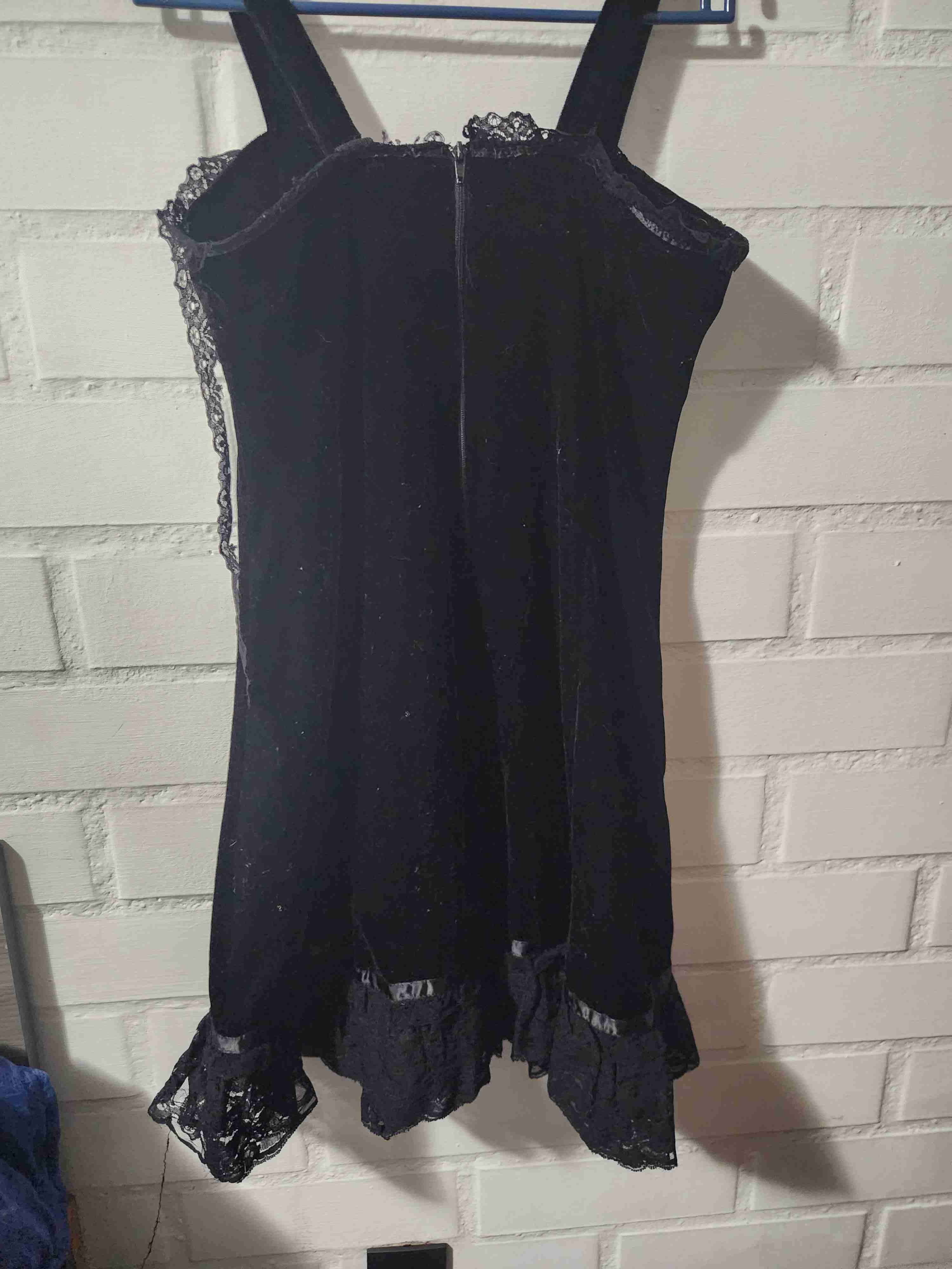 Vestido negro con encaje - miniatura 2