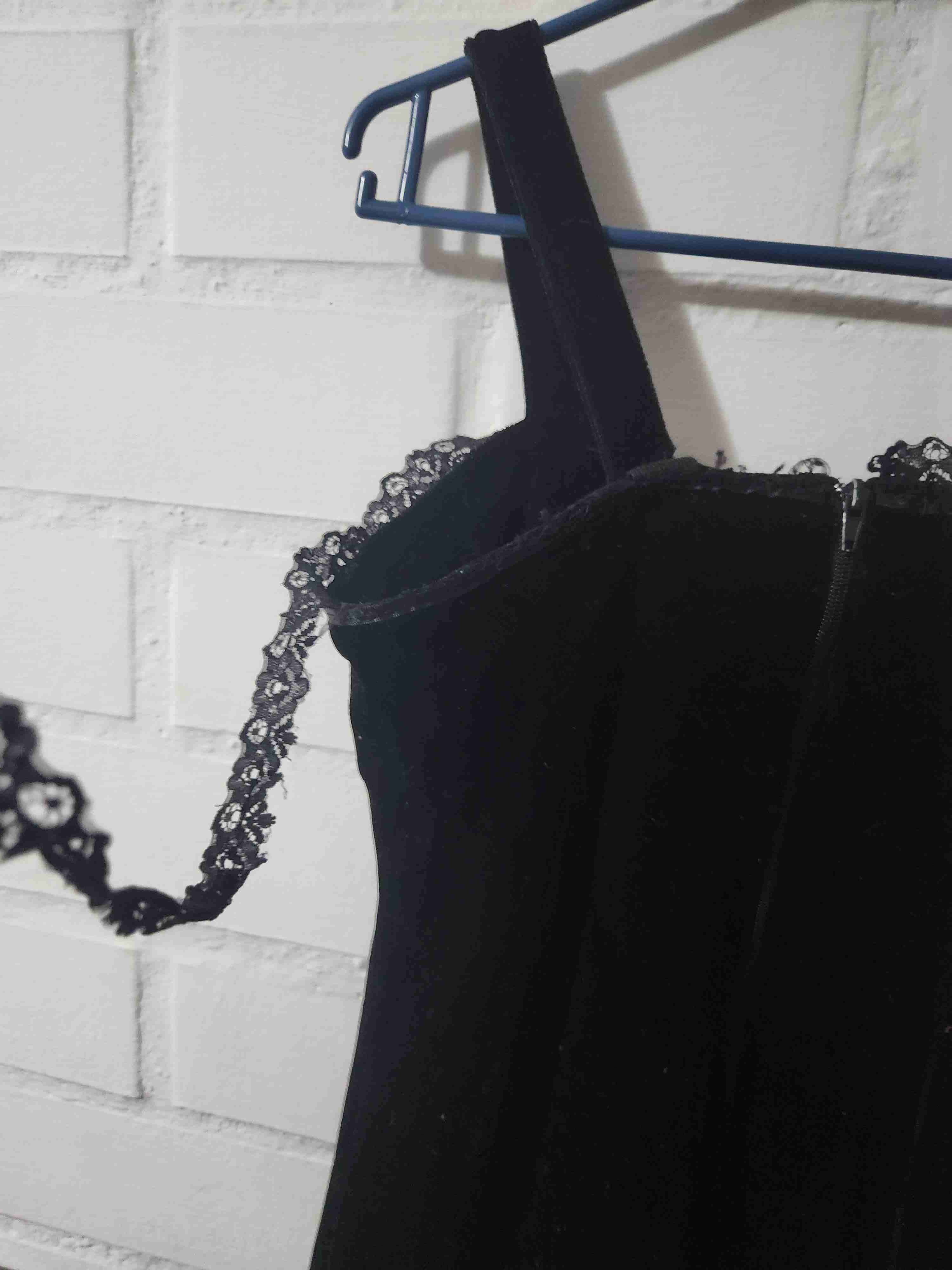 Vestido negro con encaje - miniatura 3