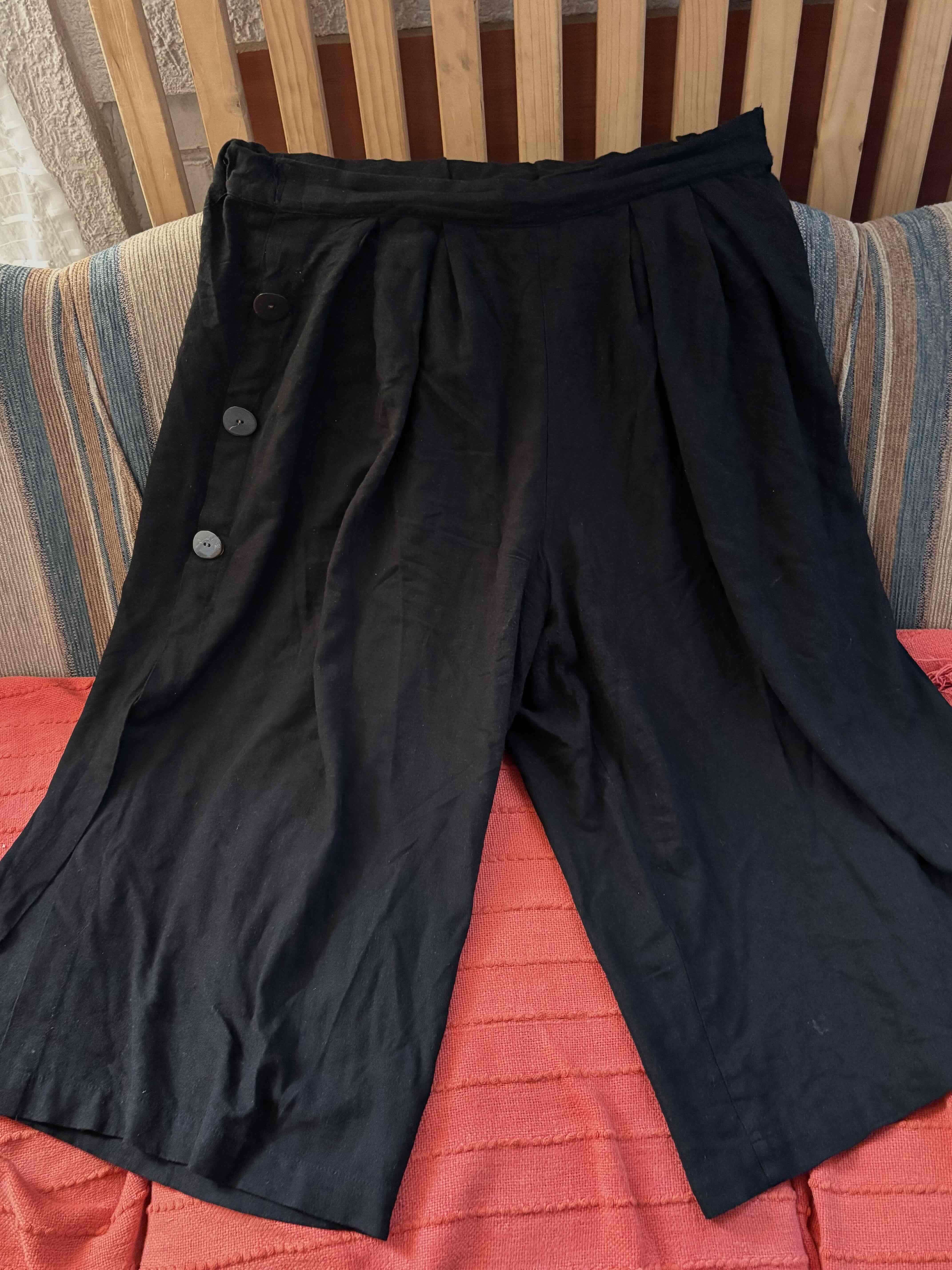 Pantalones negros anchos con botones laterales