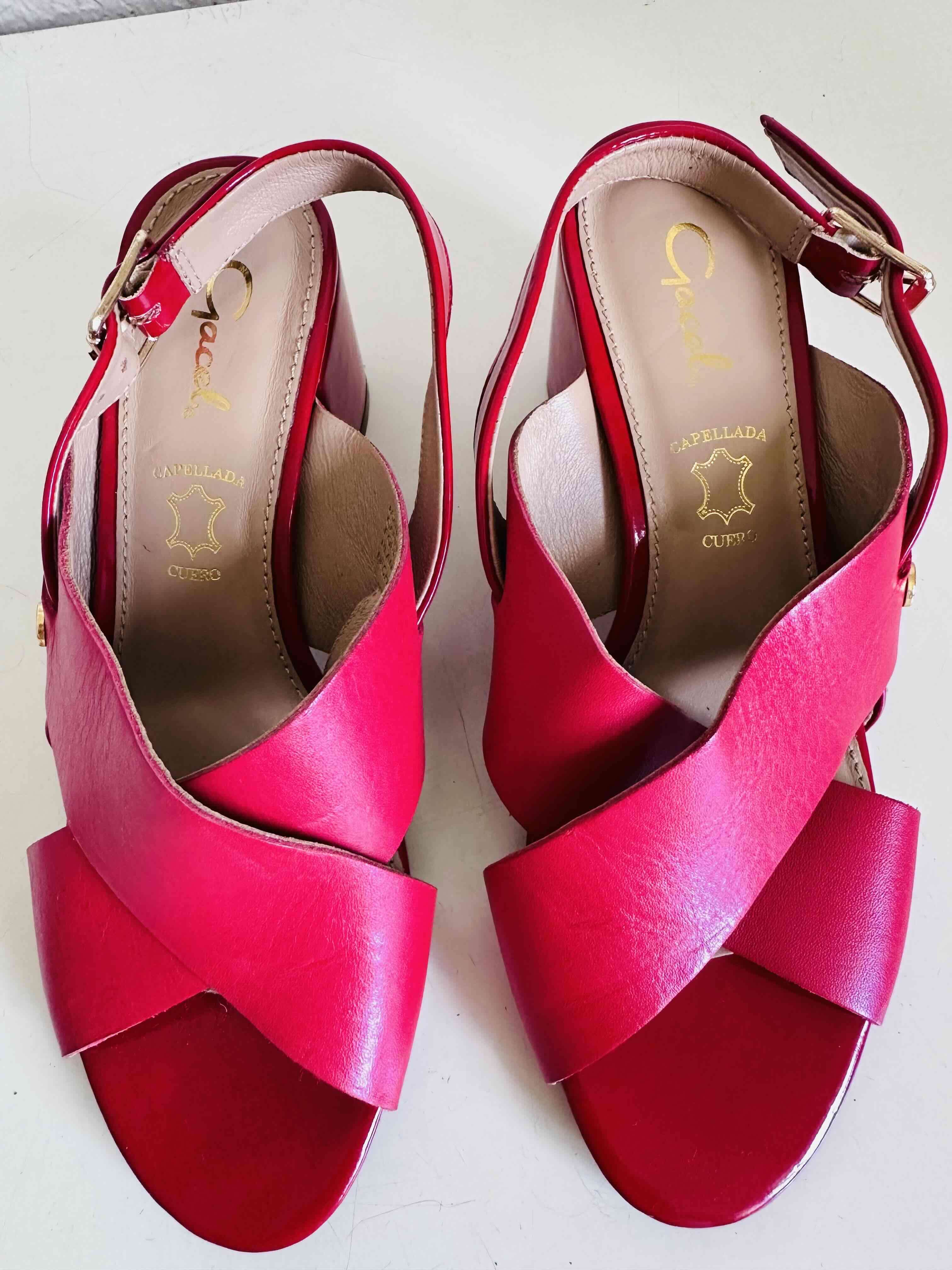 Sandalias rojas de cuero