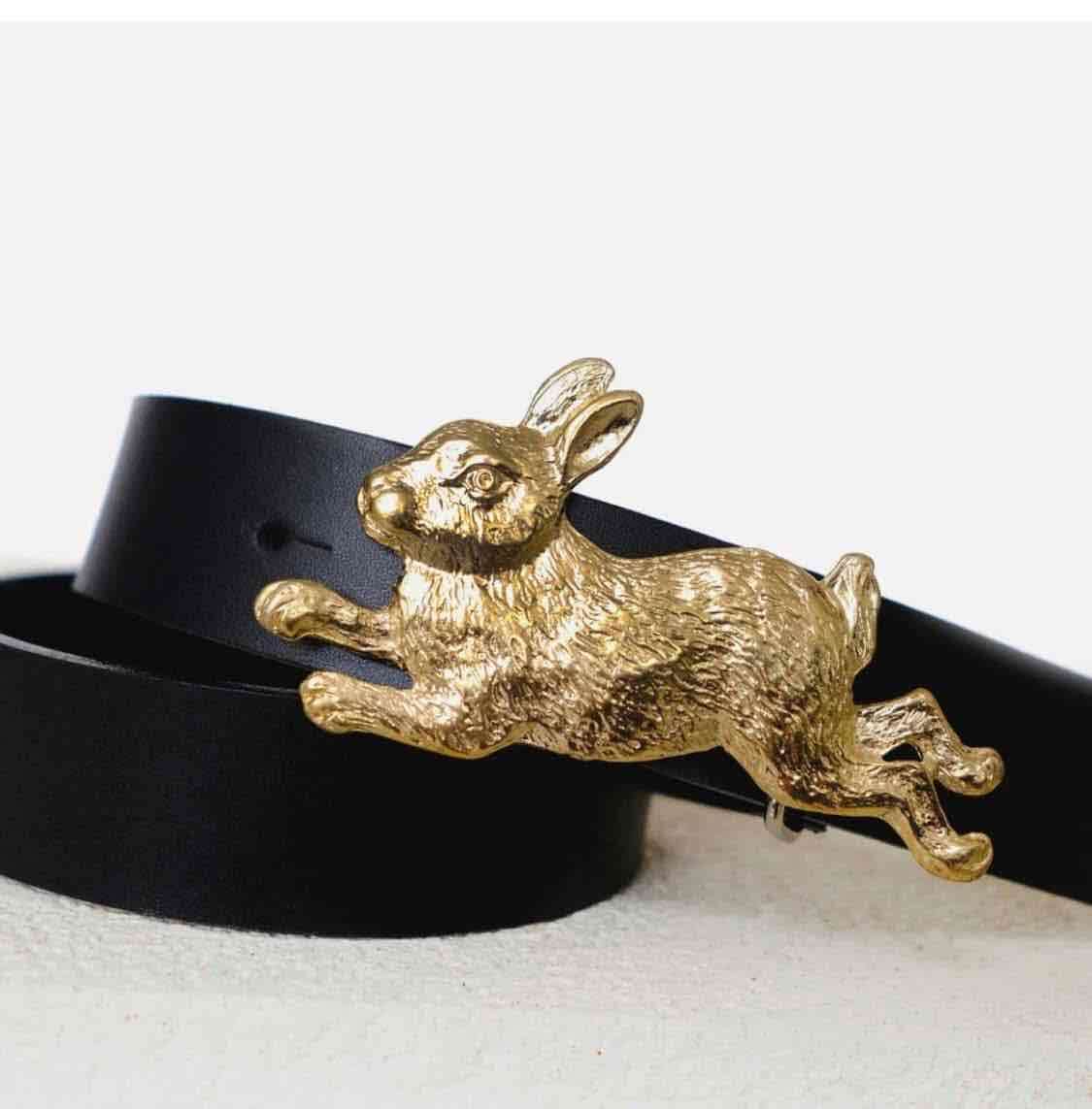 Cinturón negro con hebilla de conejo dorado