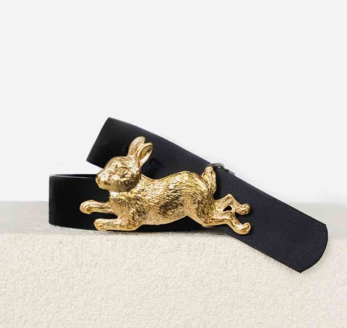 Cinturón negro con hebilla de conejo dorado - miniatura 2