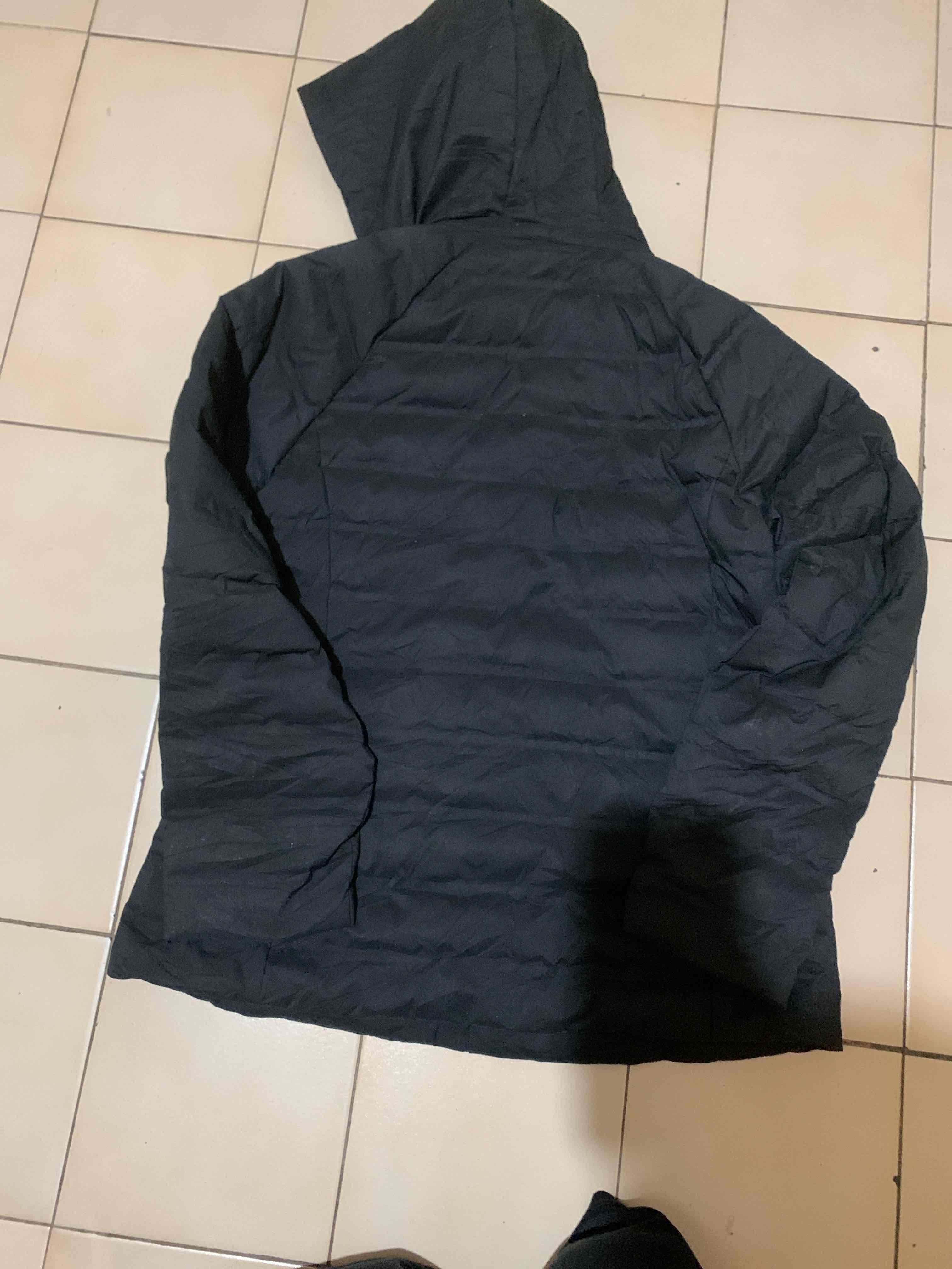 Parka negra con capucha - miniatura 2