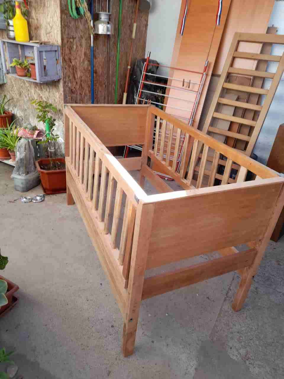 Cuna de madera para bebé