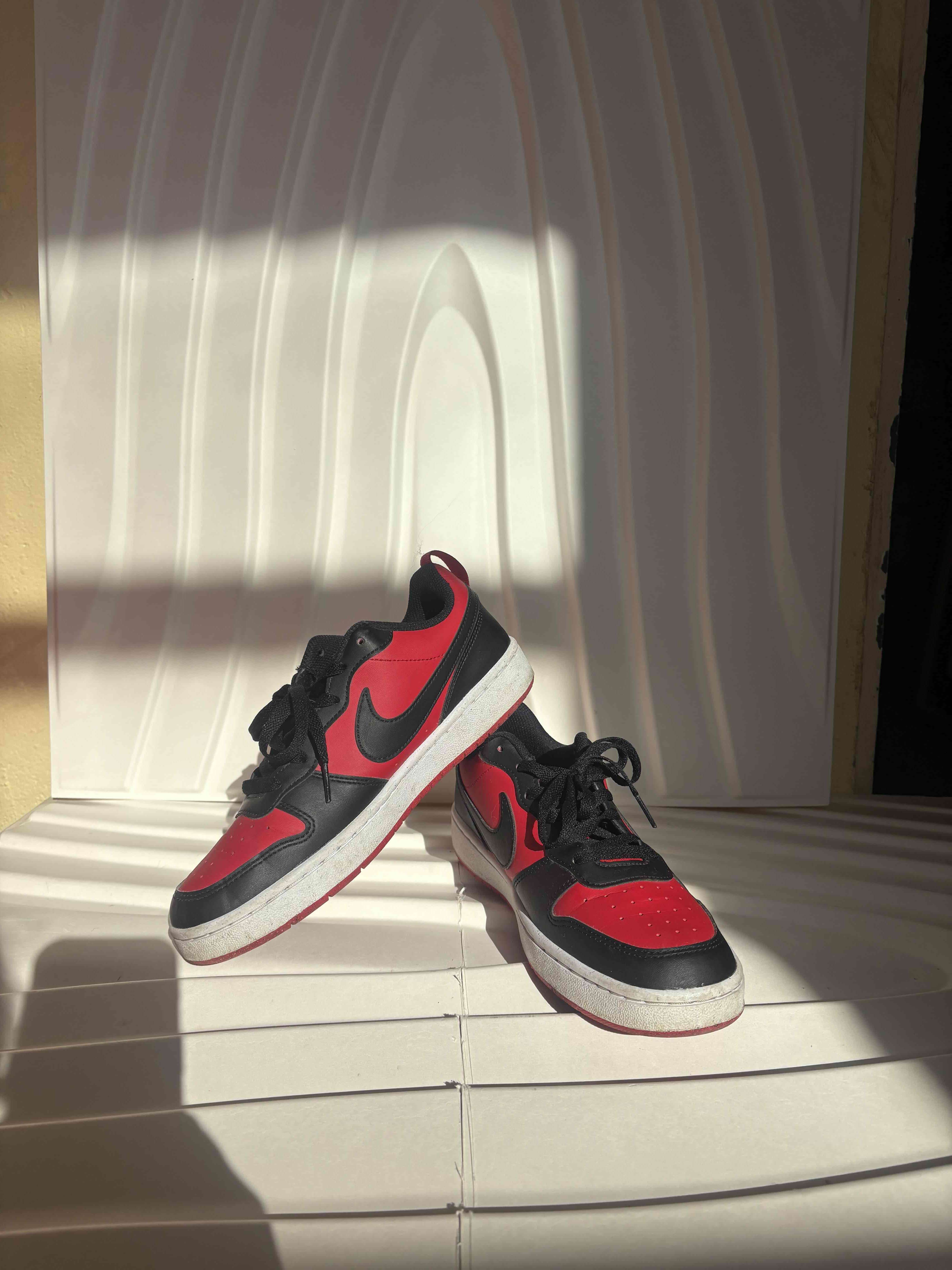 Zapatillas deportivas negras y rojas