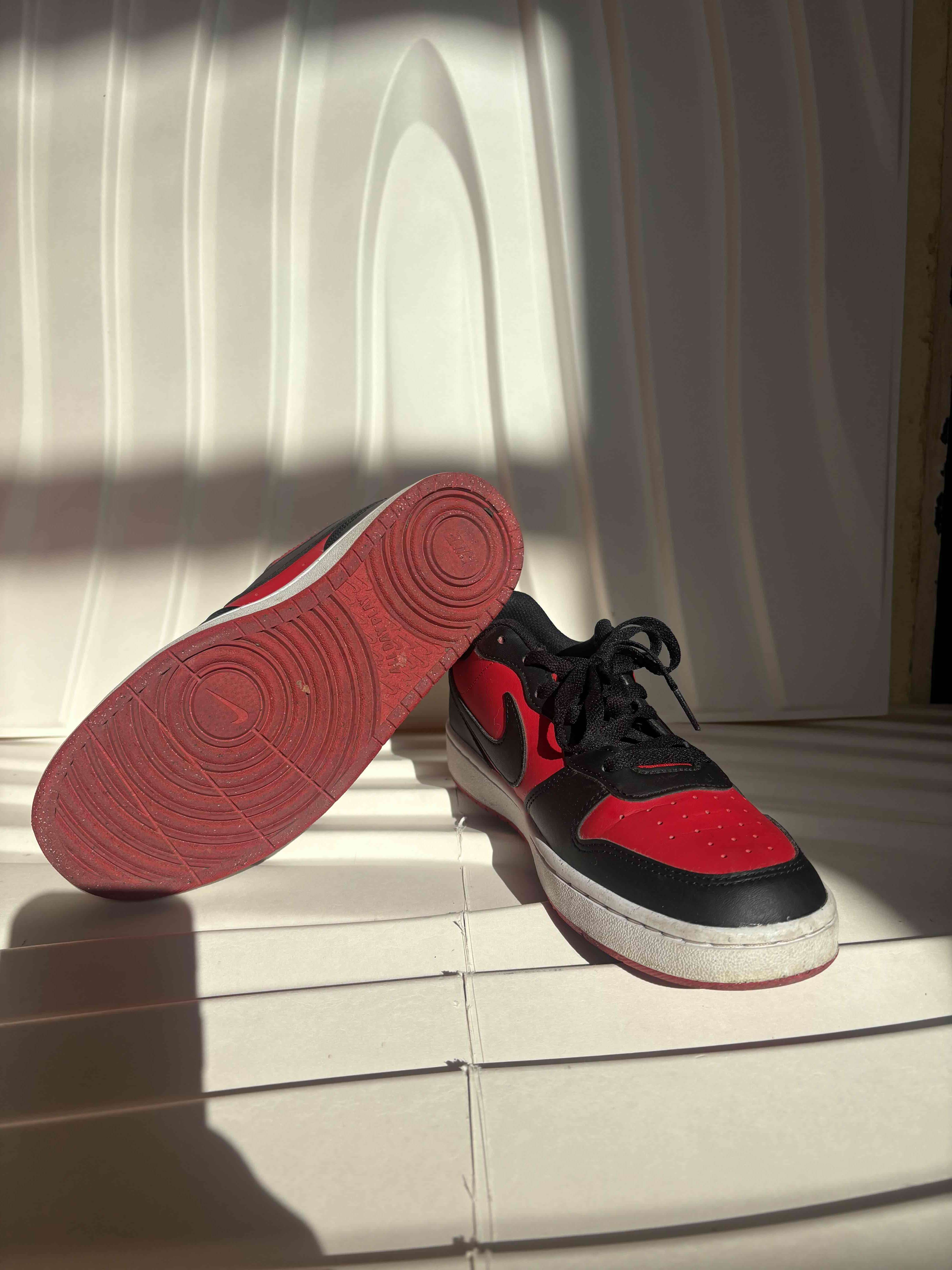 Zapatillas deportivas negras y rojas - miniatura 2