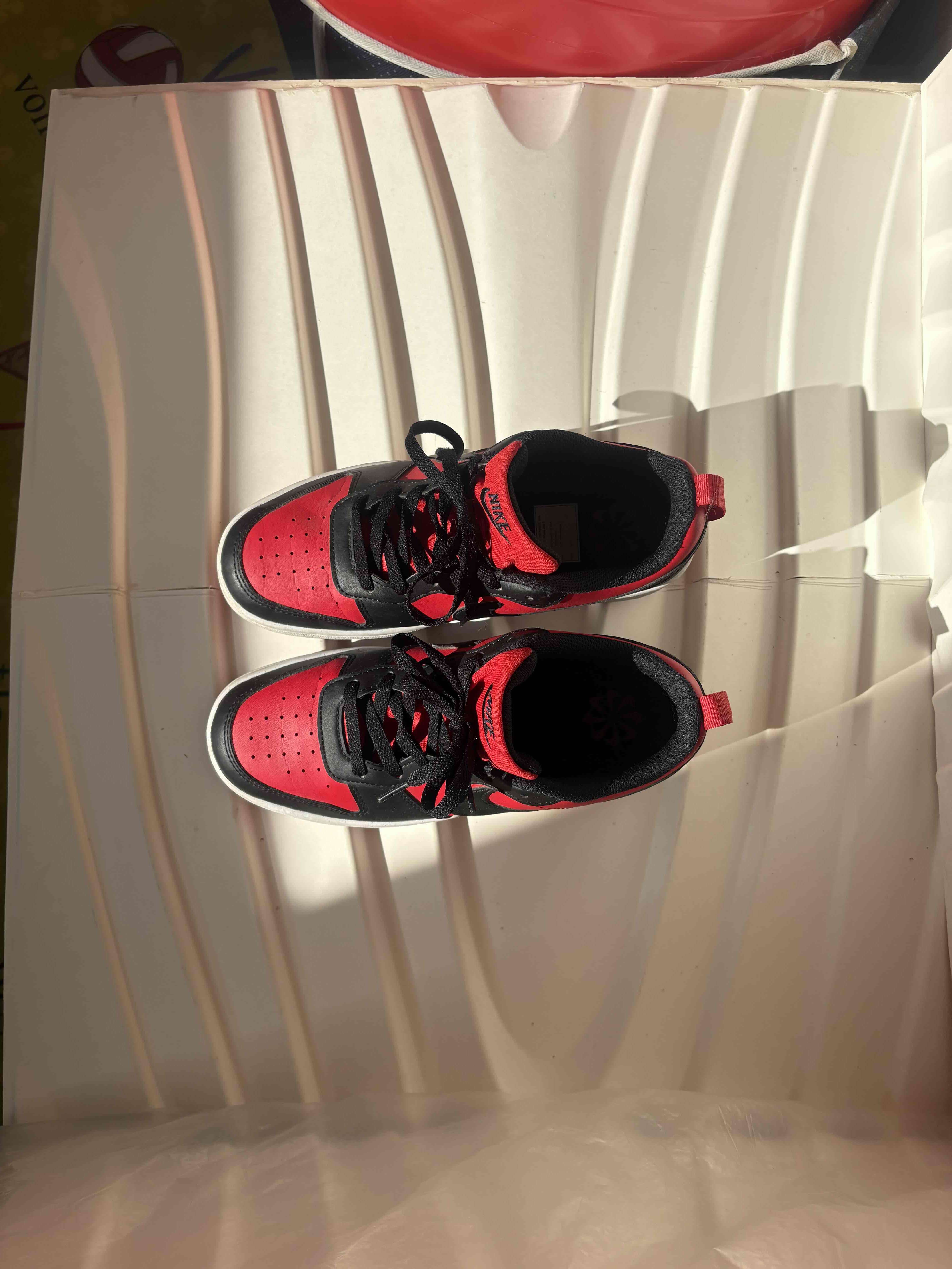 Zapatillas deportivas negras y rojas - miniatura 3