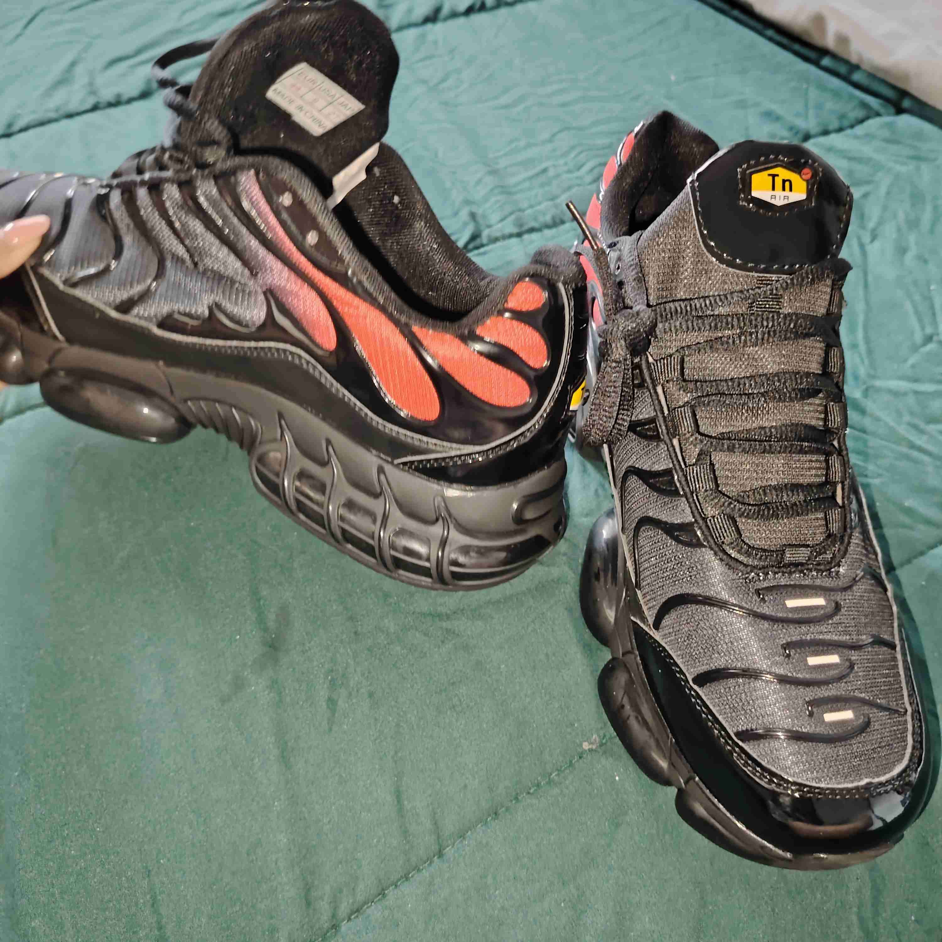 Zapatillas deportivas negras y rojas TN