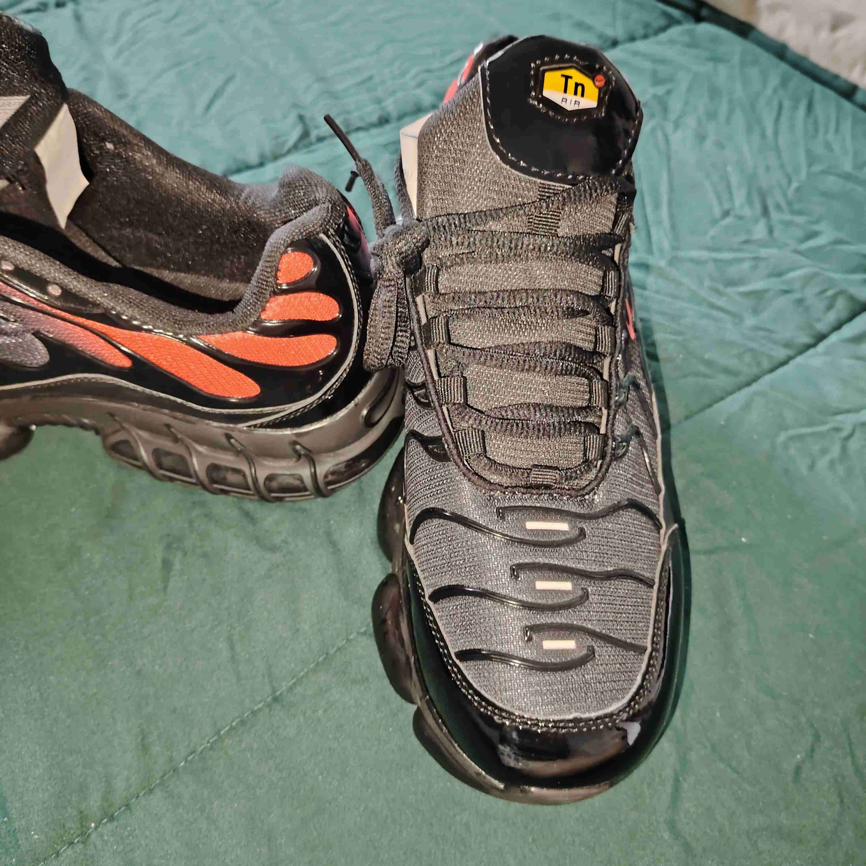Zapatillas deportivas negras y rojas TN - miniatura 2