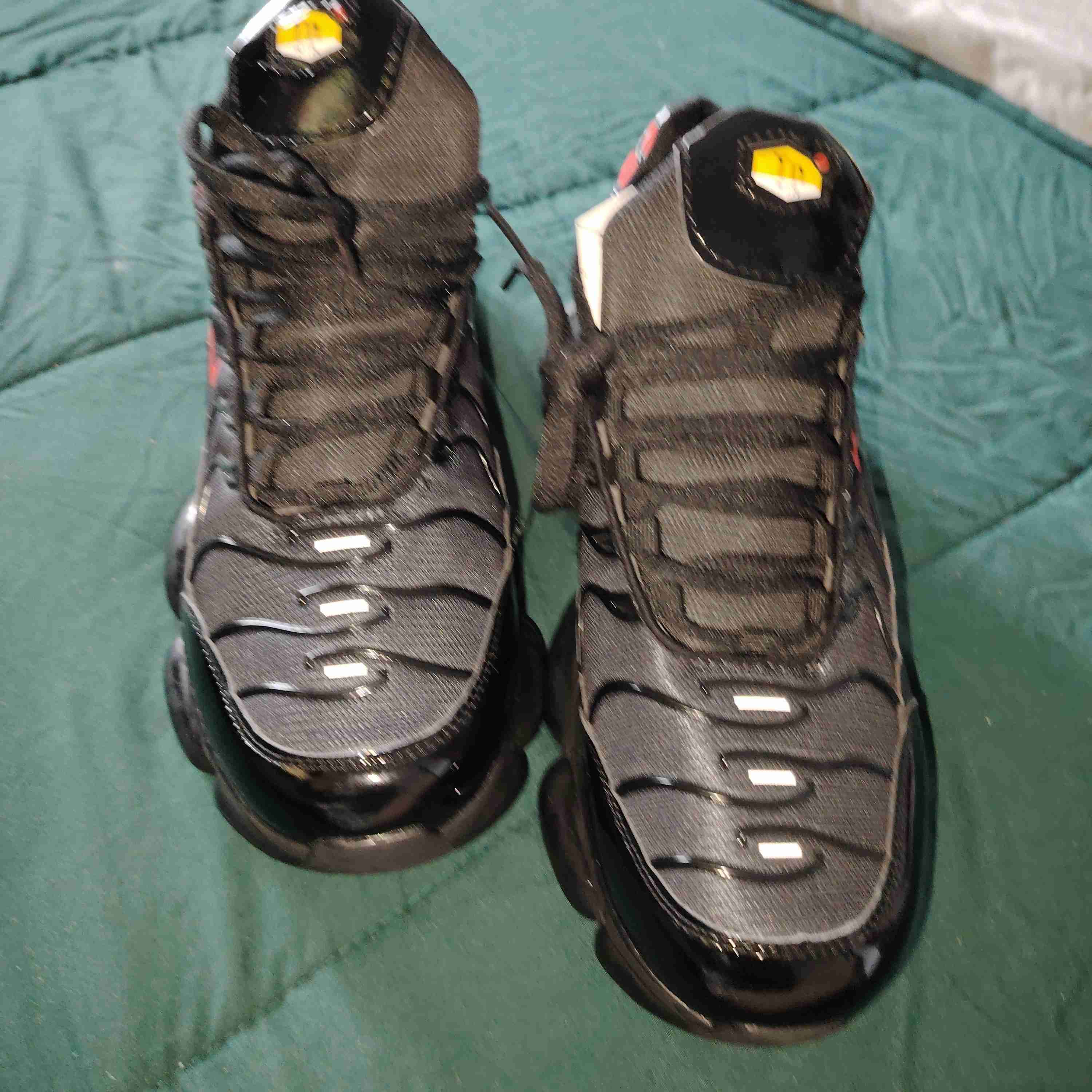 Zapatillas deportivas negras y rojas TN - miniatura 3