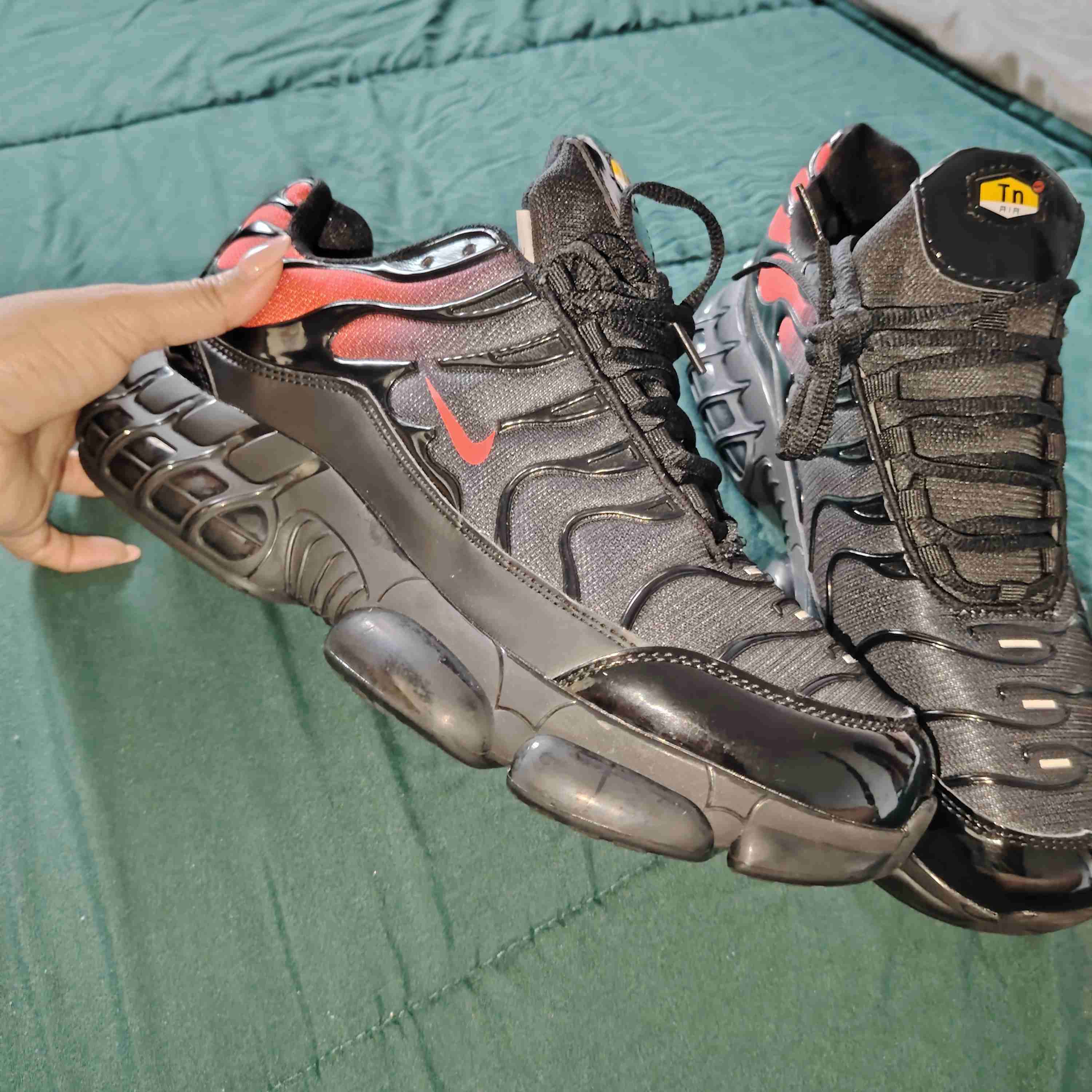 Zapatillas deportivas negras y rojas TN - miniatura 4