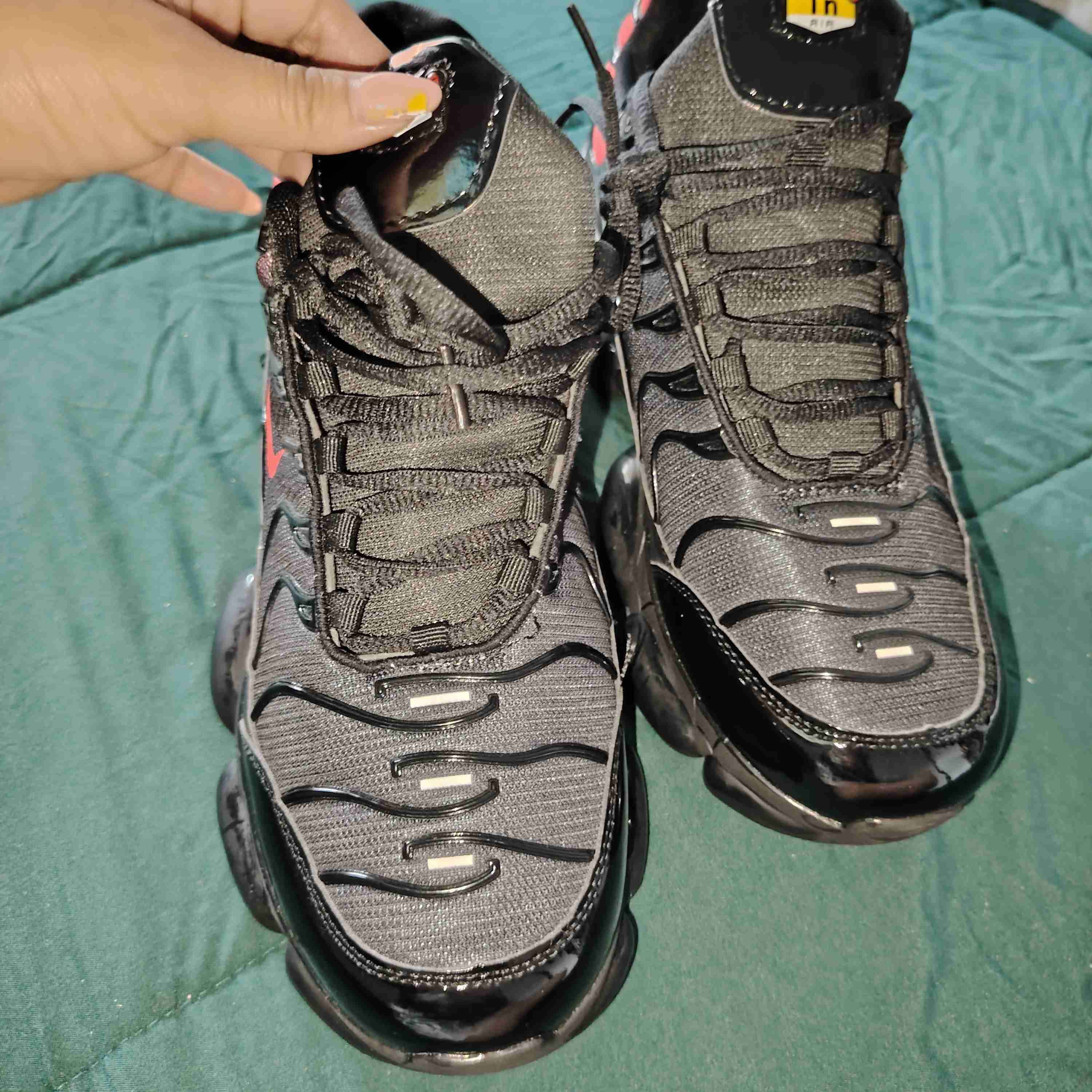 Zapatillas deportivas negras y rojas TN - miniatura 5