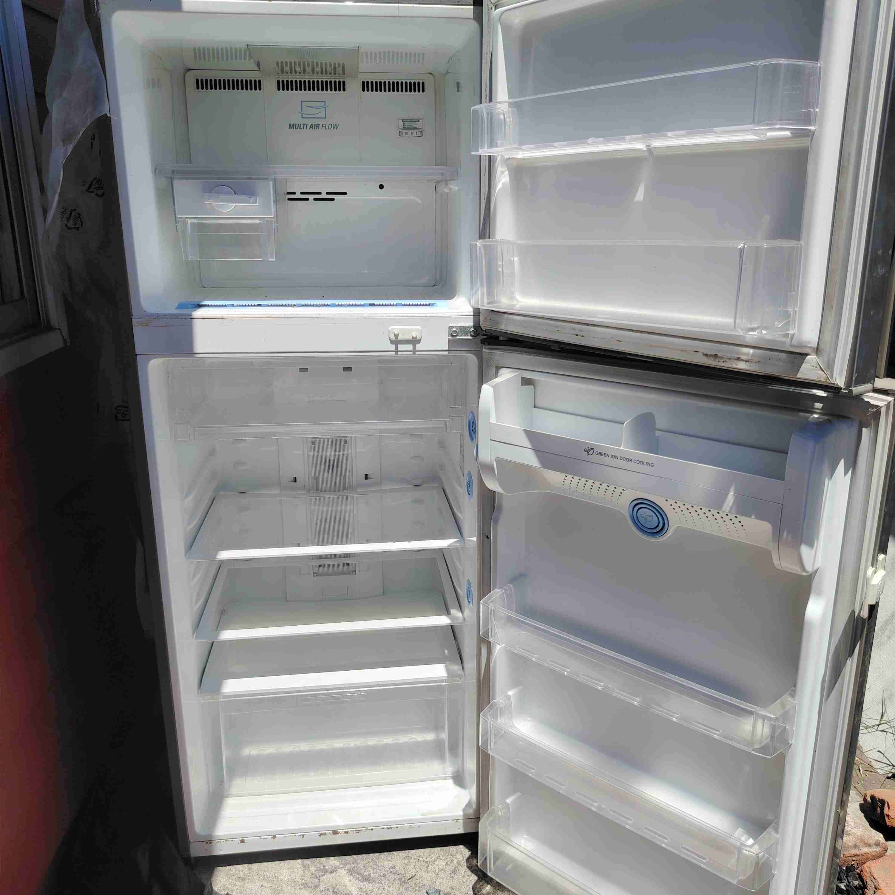 Refrigerador moderno plateado - miniatura 3