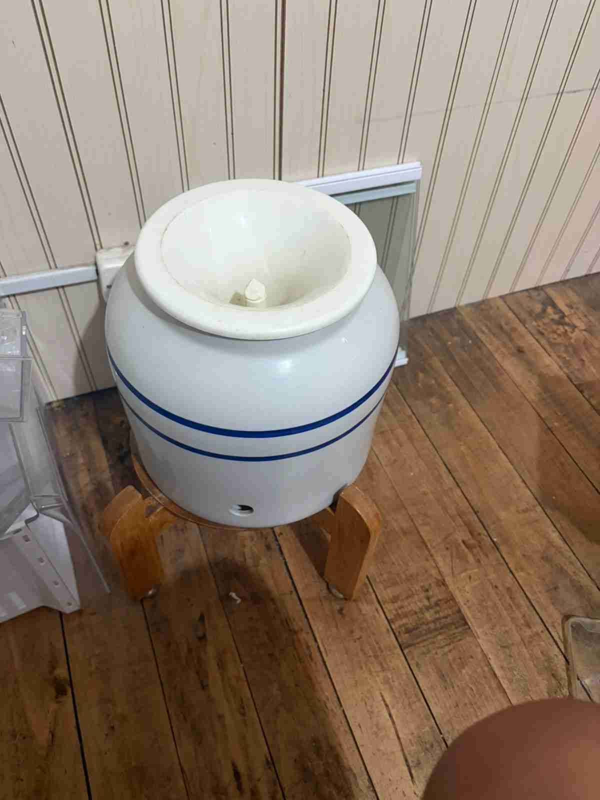 Dispensador de agua cerámico con soporte