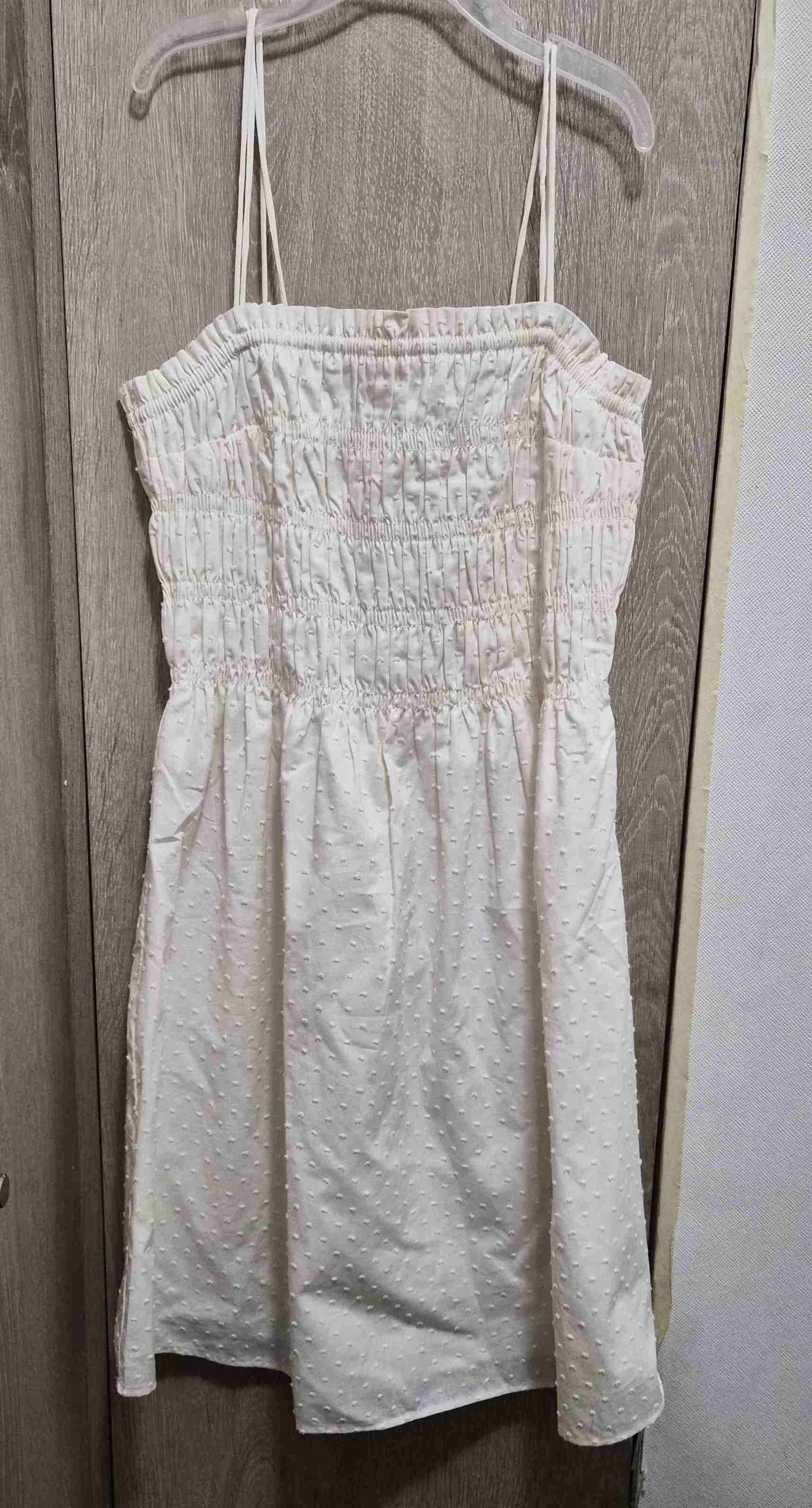 Vestido blanco con tirantes delgados