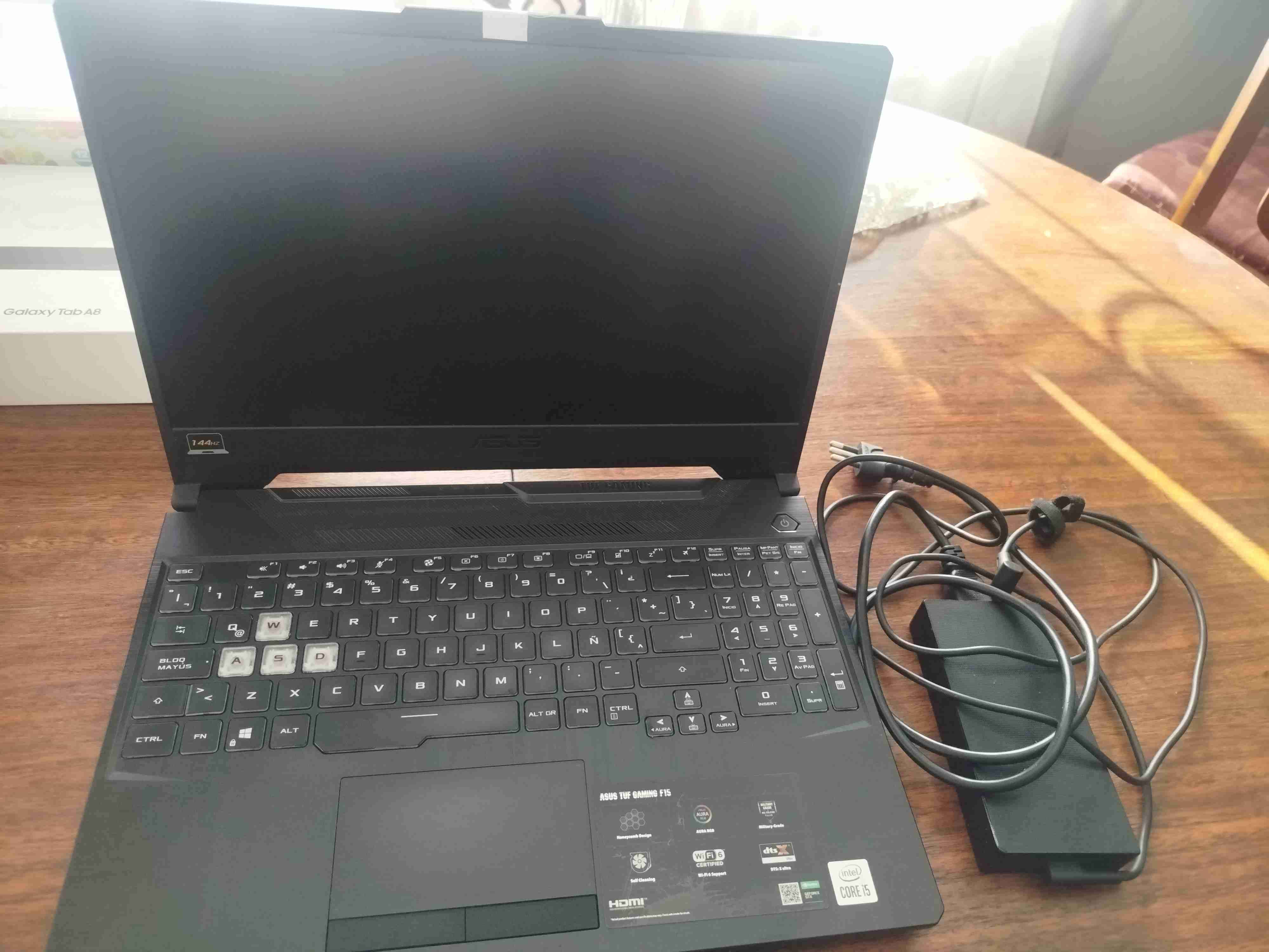 Laptop ASUS con cargador