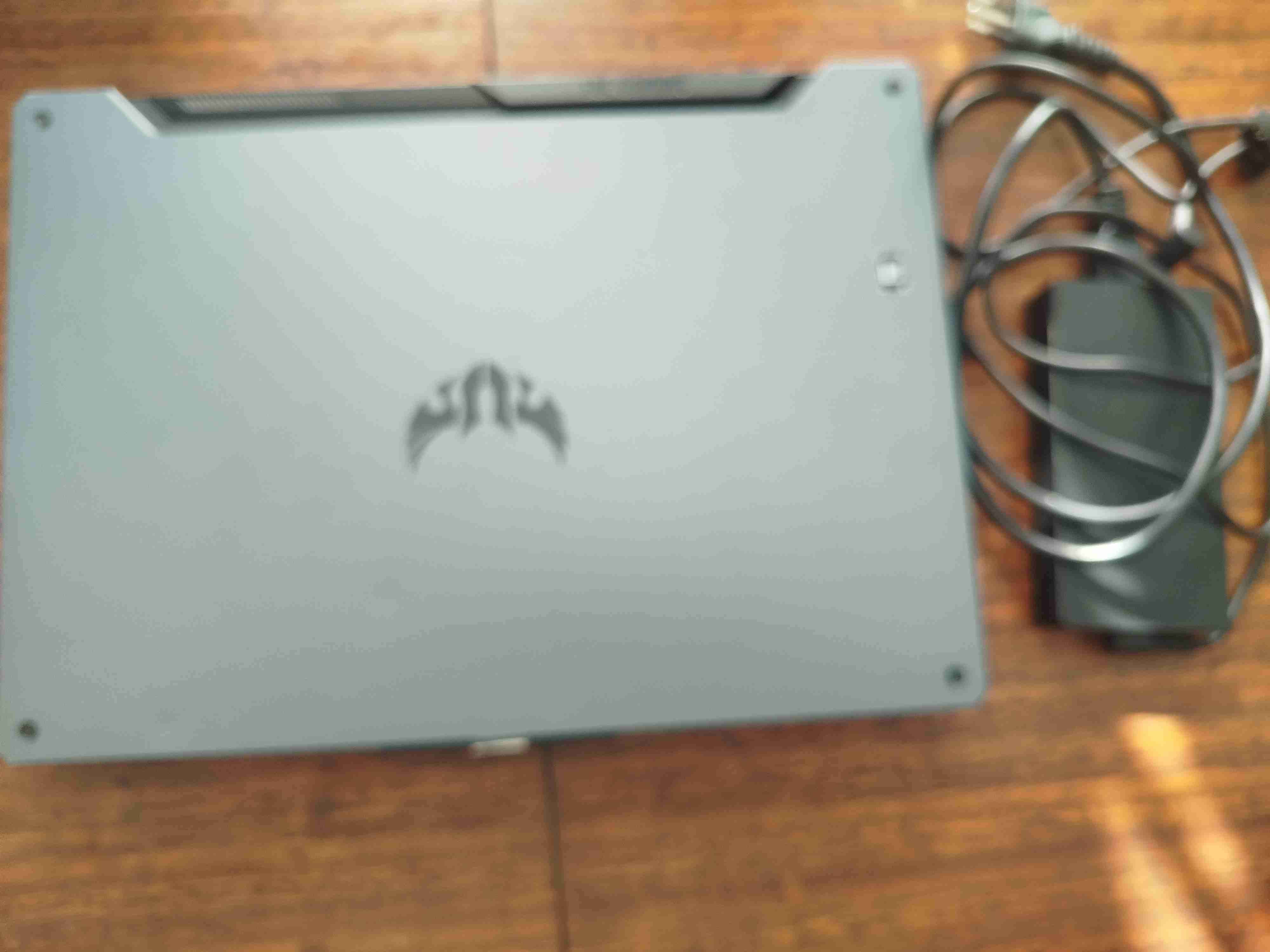 Laptop ASUS con cargador - miniatura 4