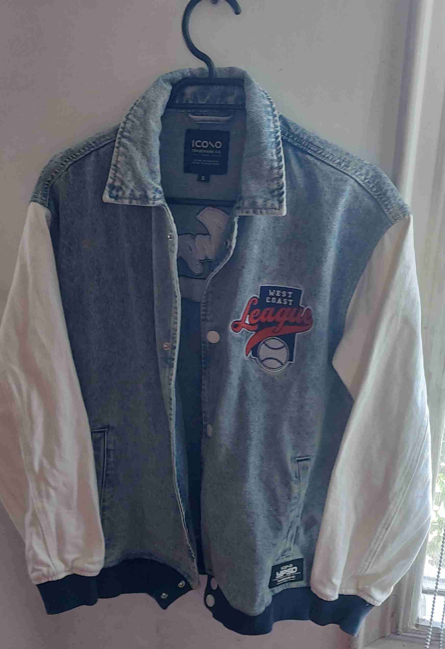 Chaqueta varsity denim y blanca