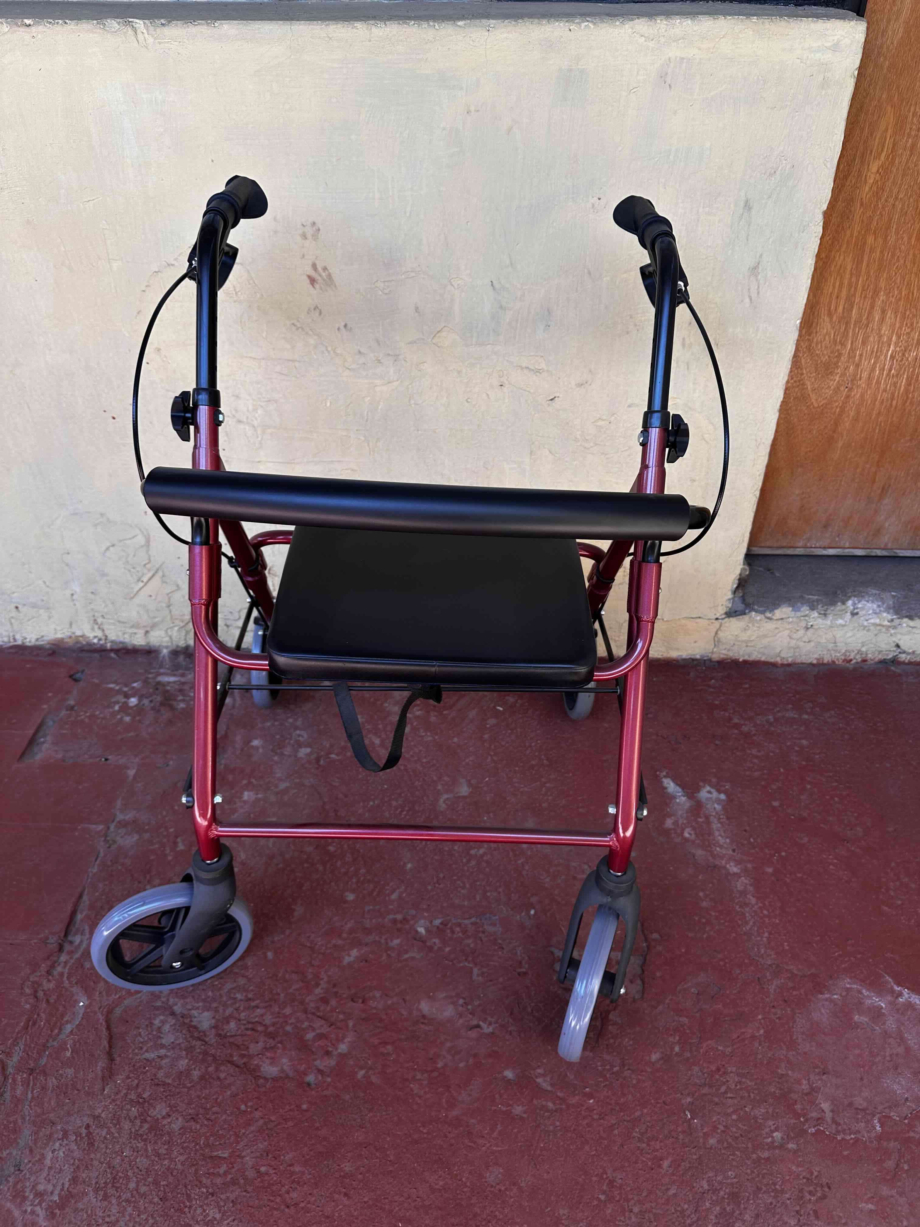 Andador ortopédico rojo con asiento