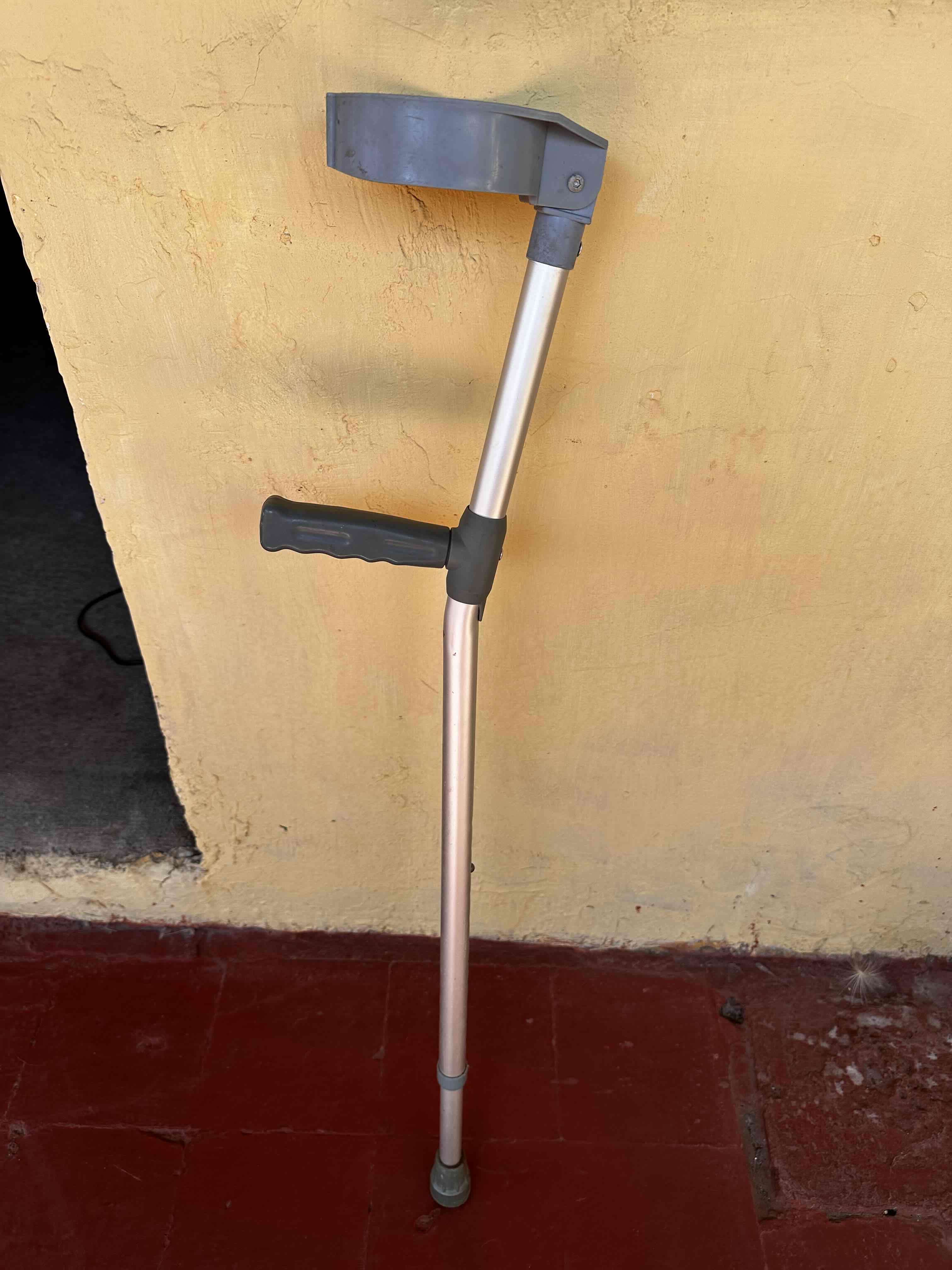 Bastón con soporte de brazo