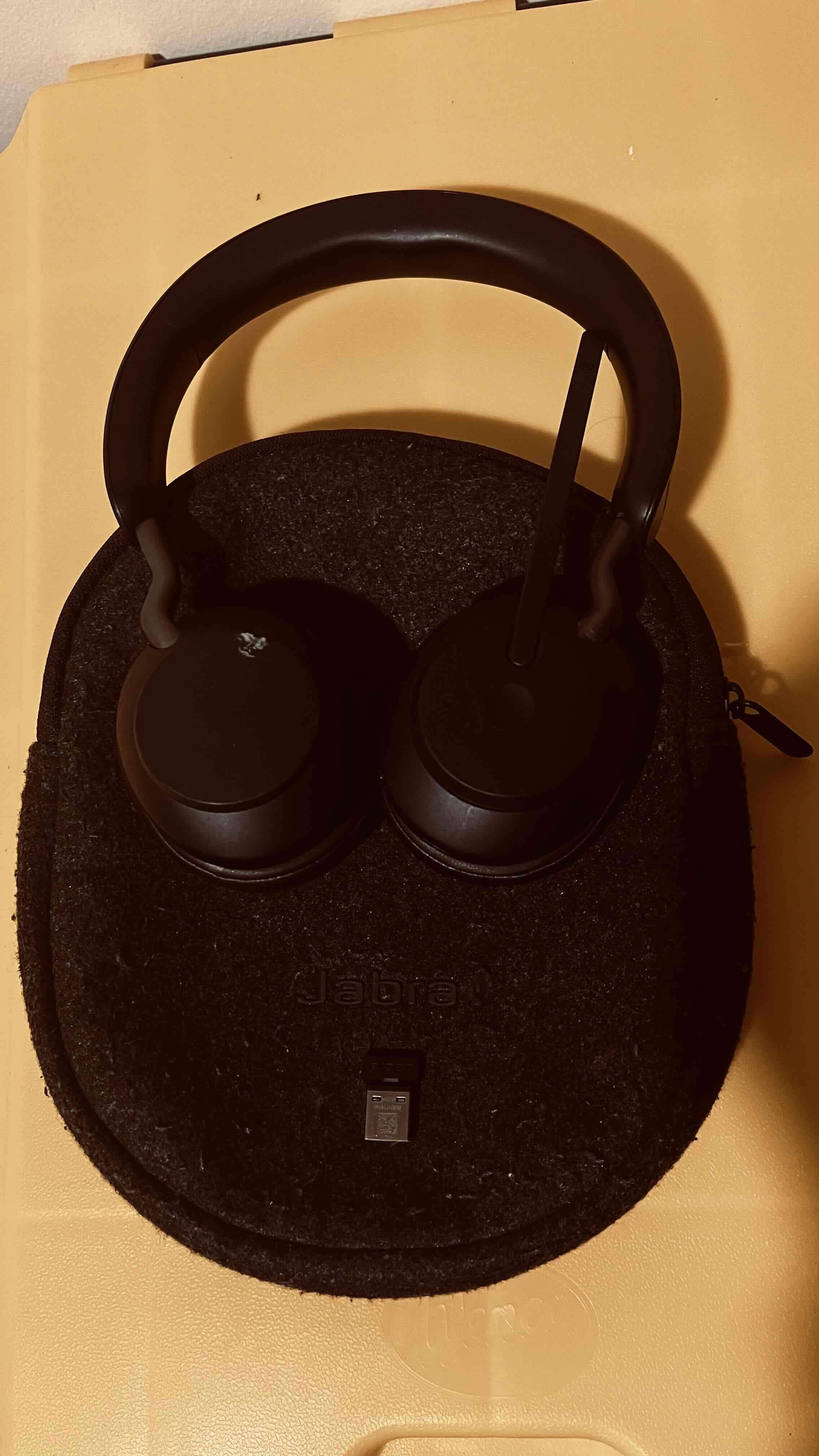 Audífonos Jabra negros con estuche