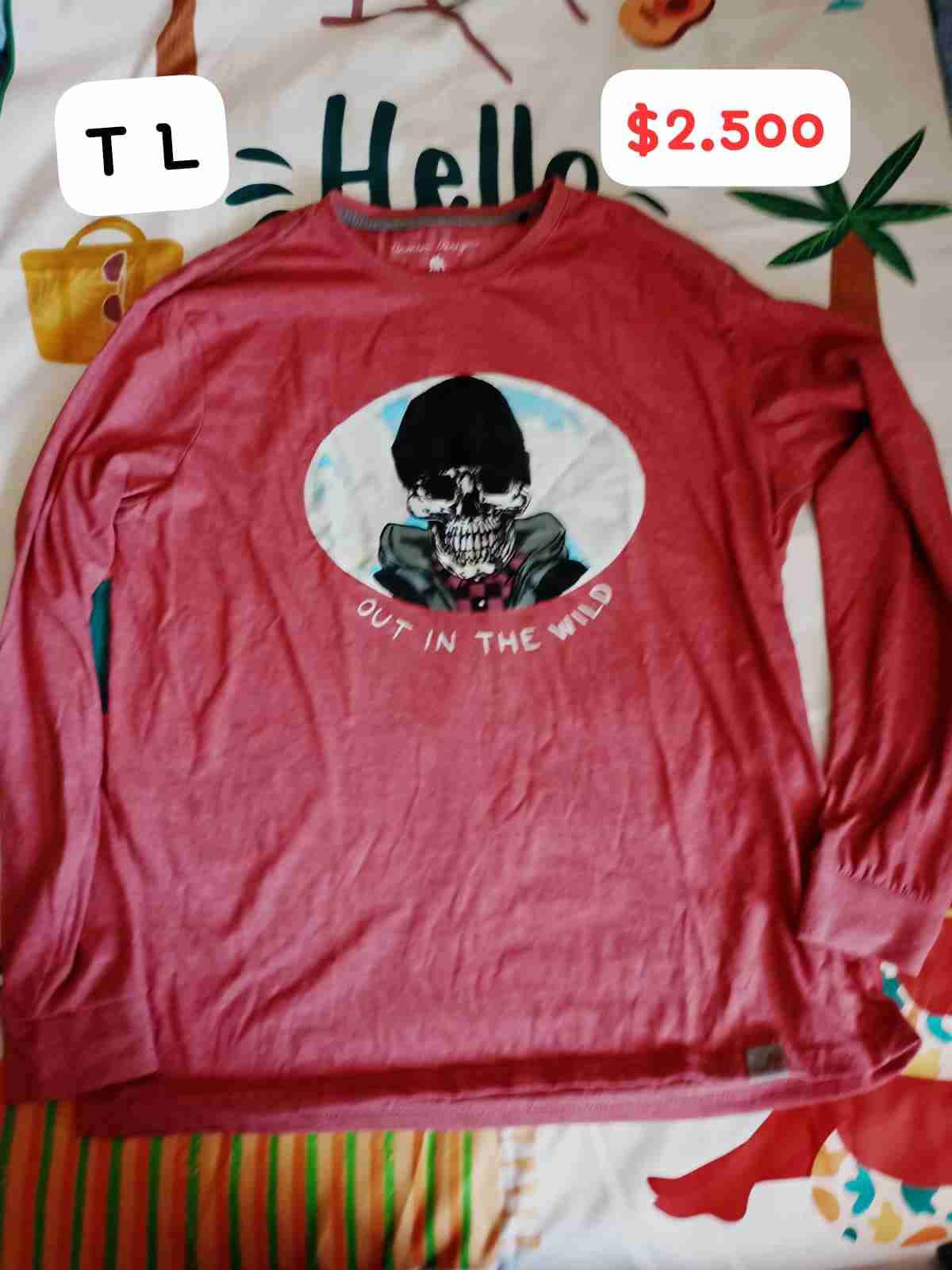Polera manga larga roja estampada