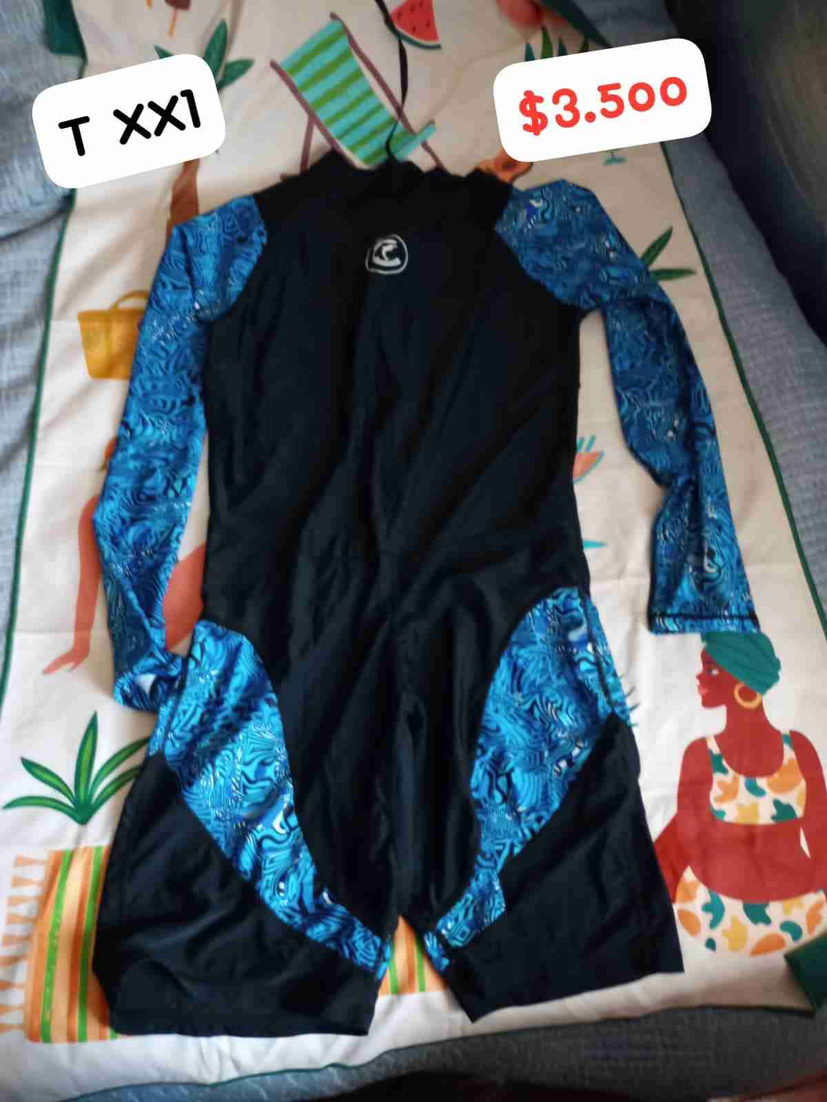 Traje de baño negro y azul