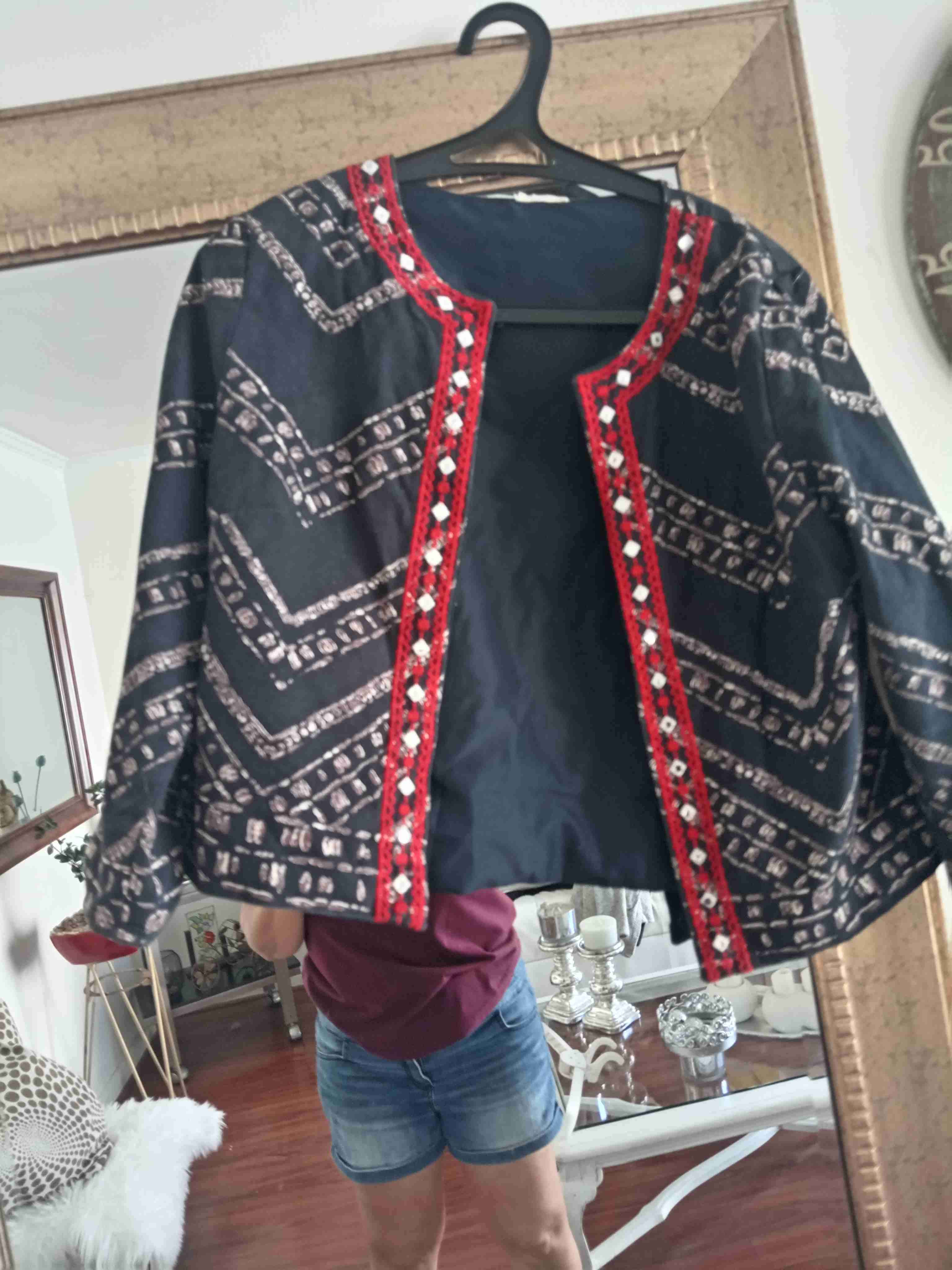 Chaqueta étnica negra y roja