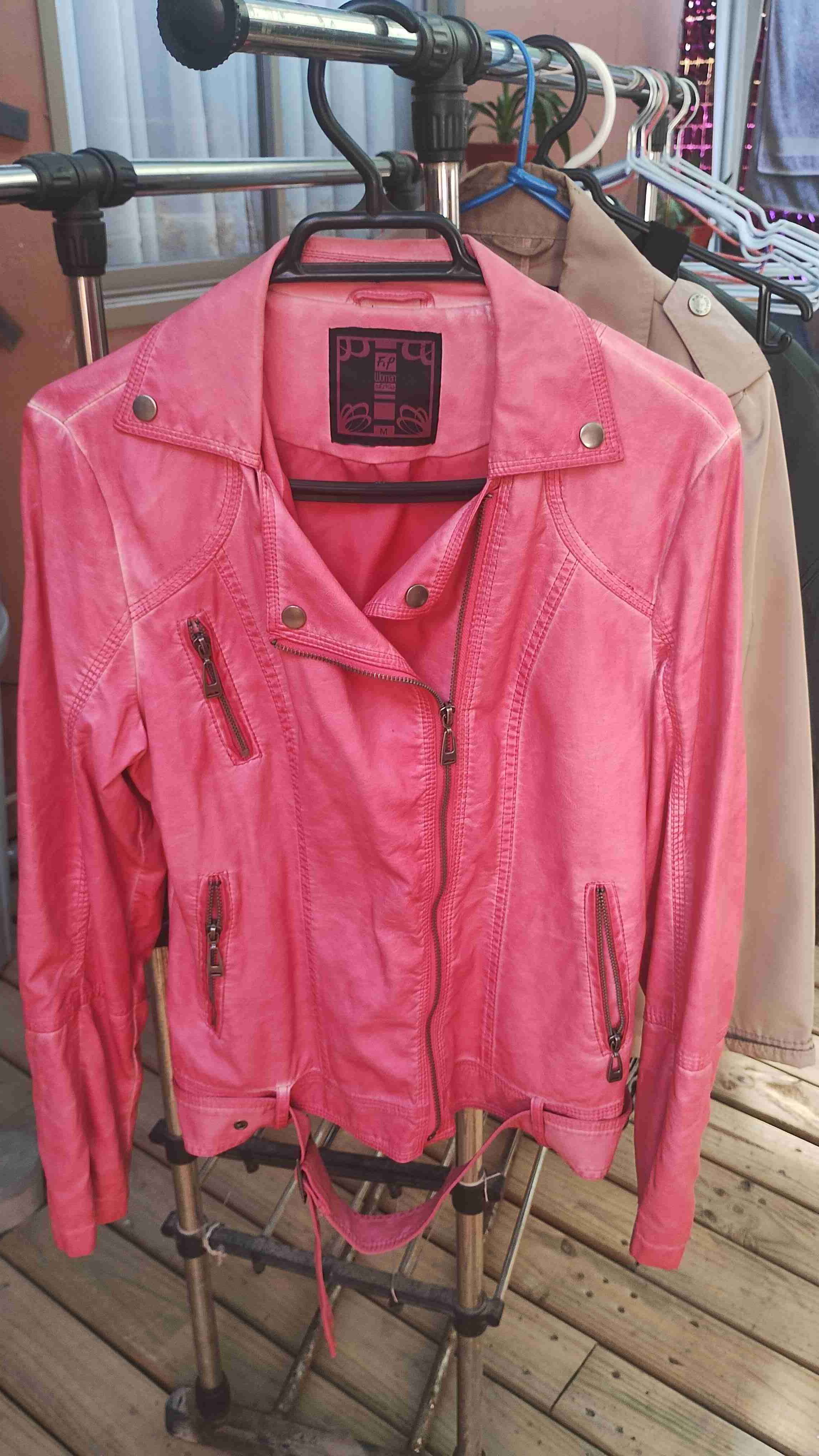 Chaqueta rosada de mujer