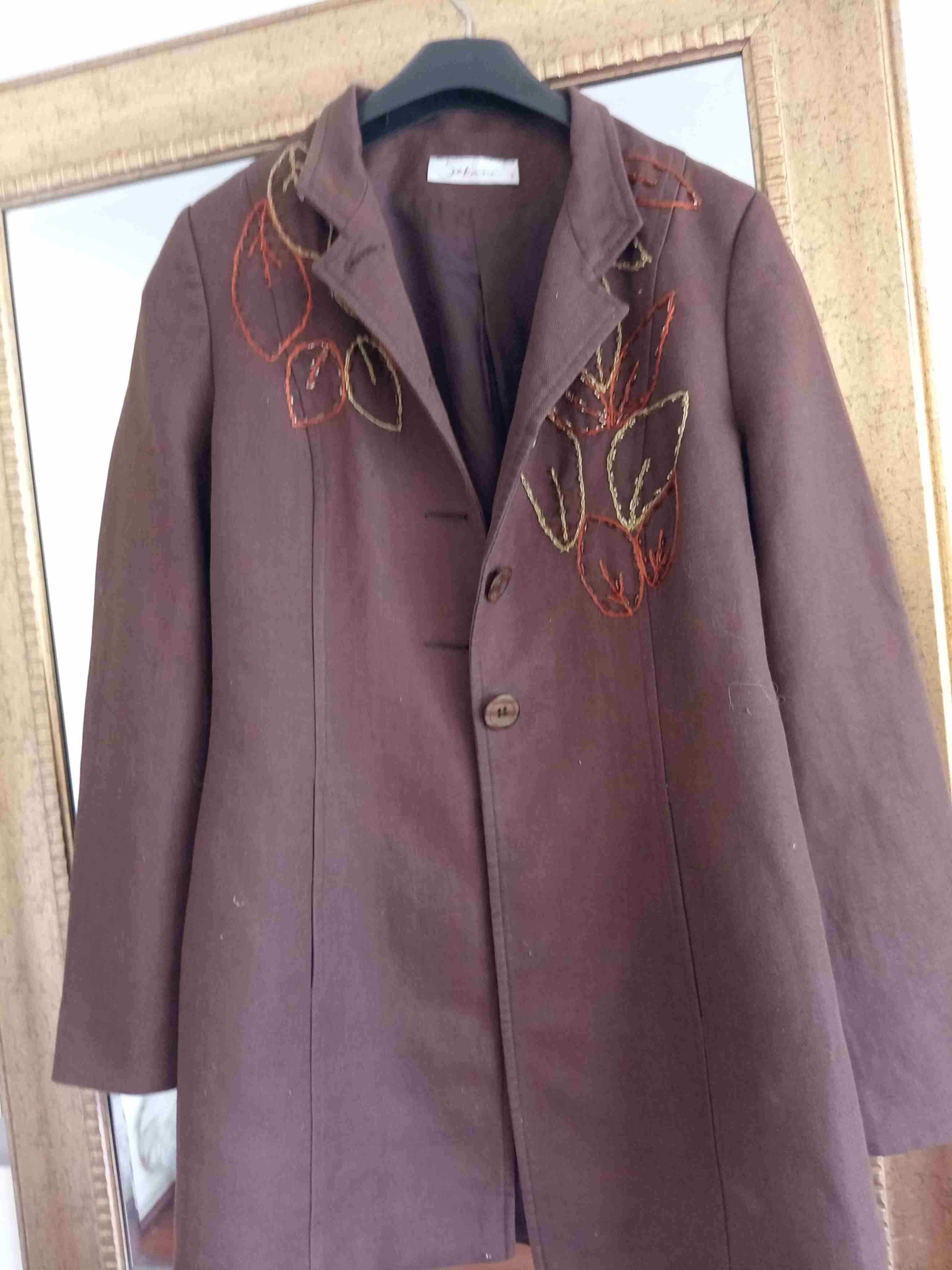 Abrigo marrón tela delgada  con bordado