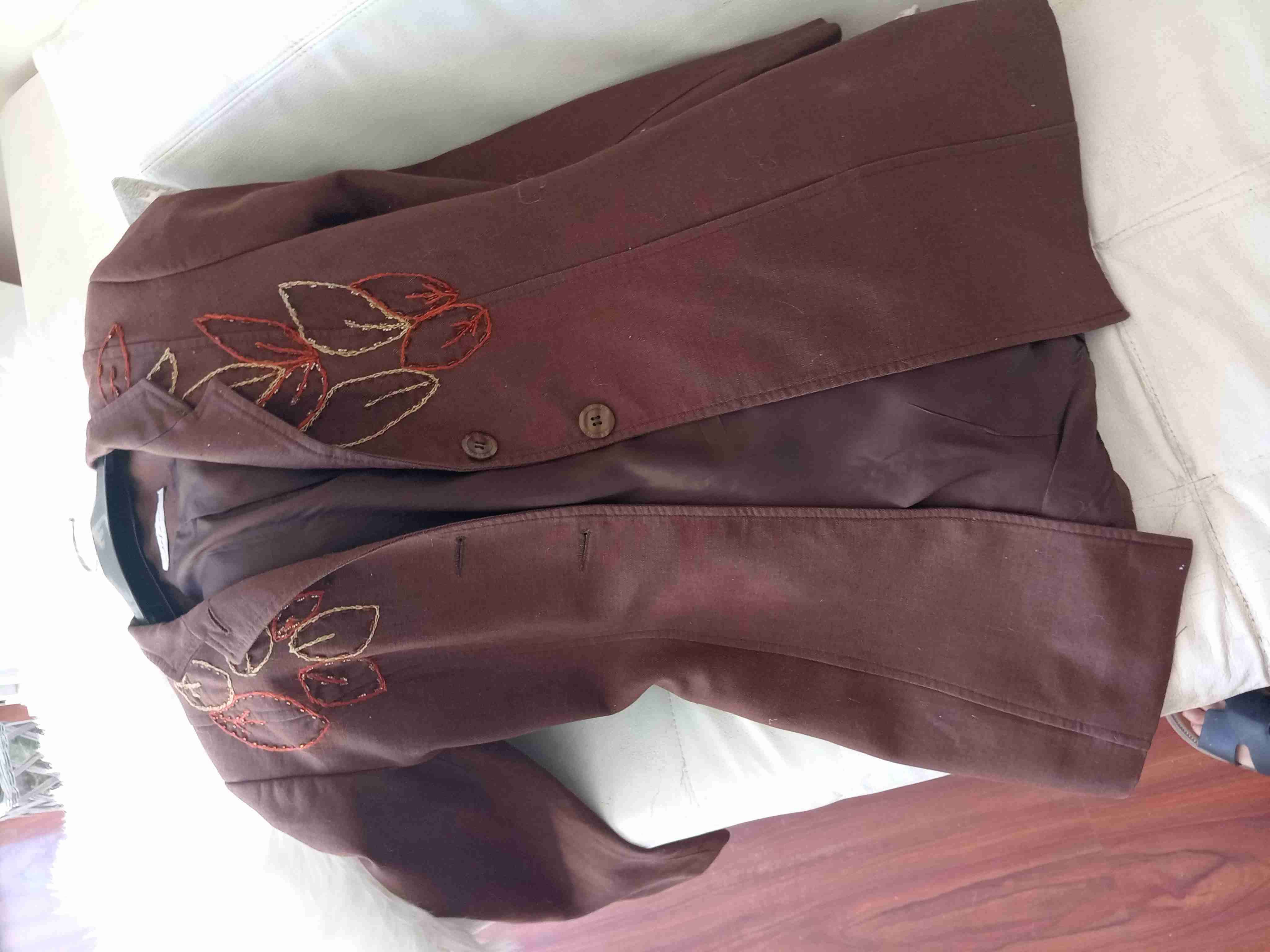 Abrigo marrón tela delgada  con bordado - miniatura 4