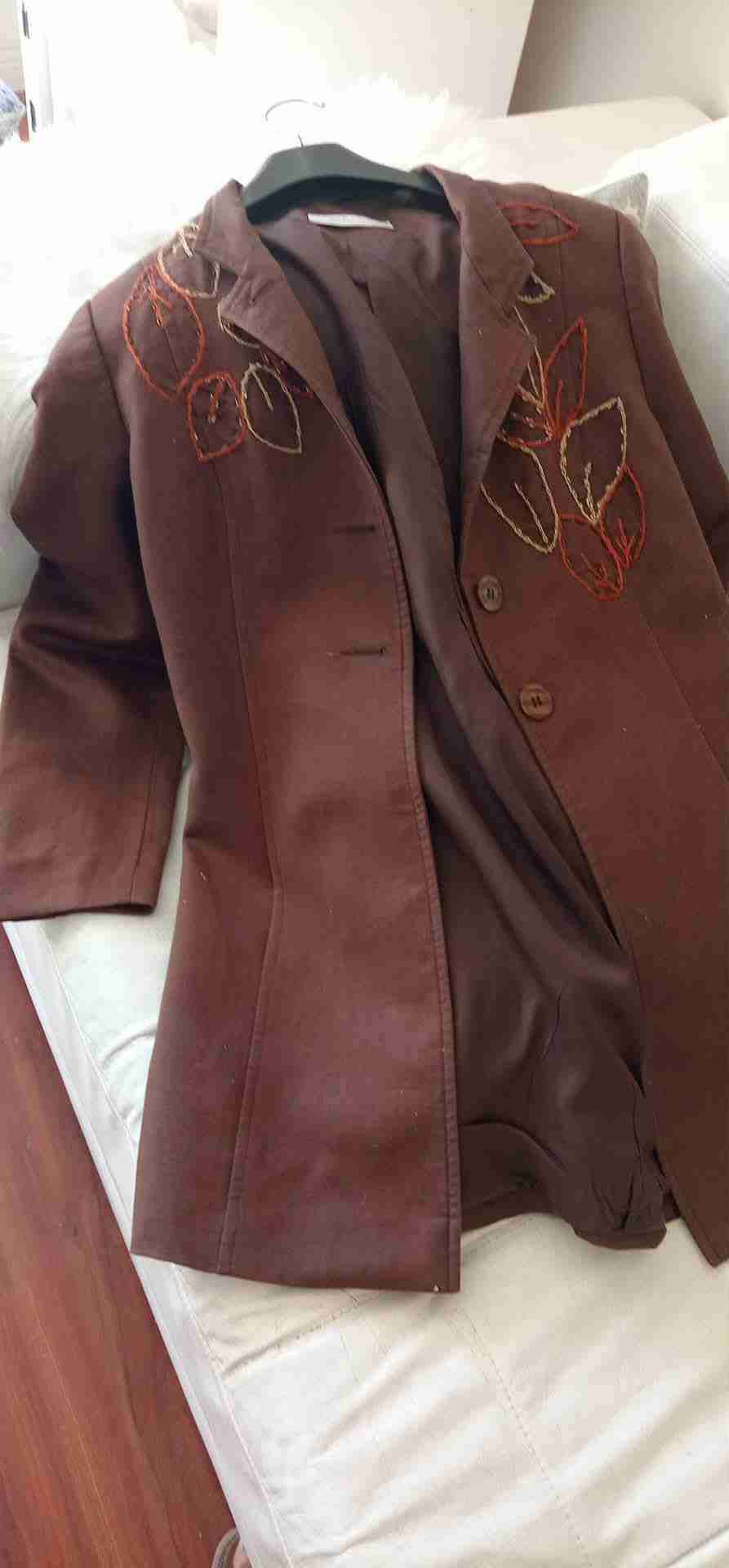 Abrigo marrón tela delgada  con bordado - miniatura 5