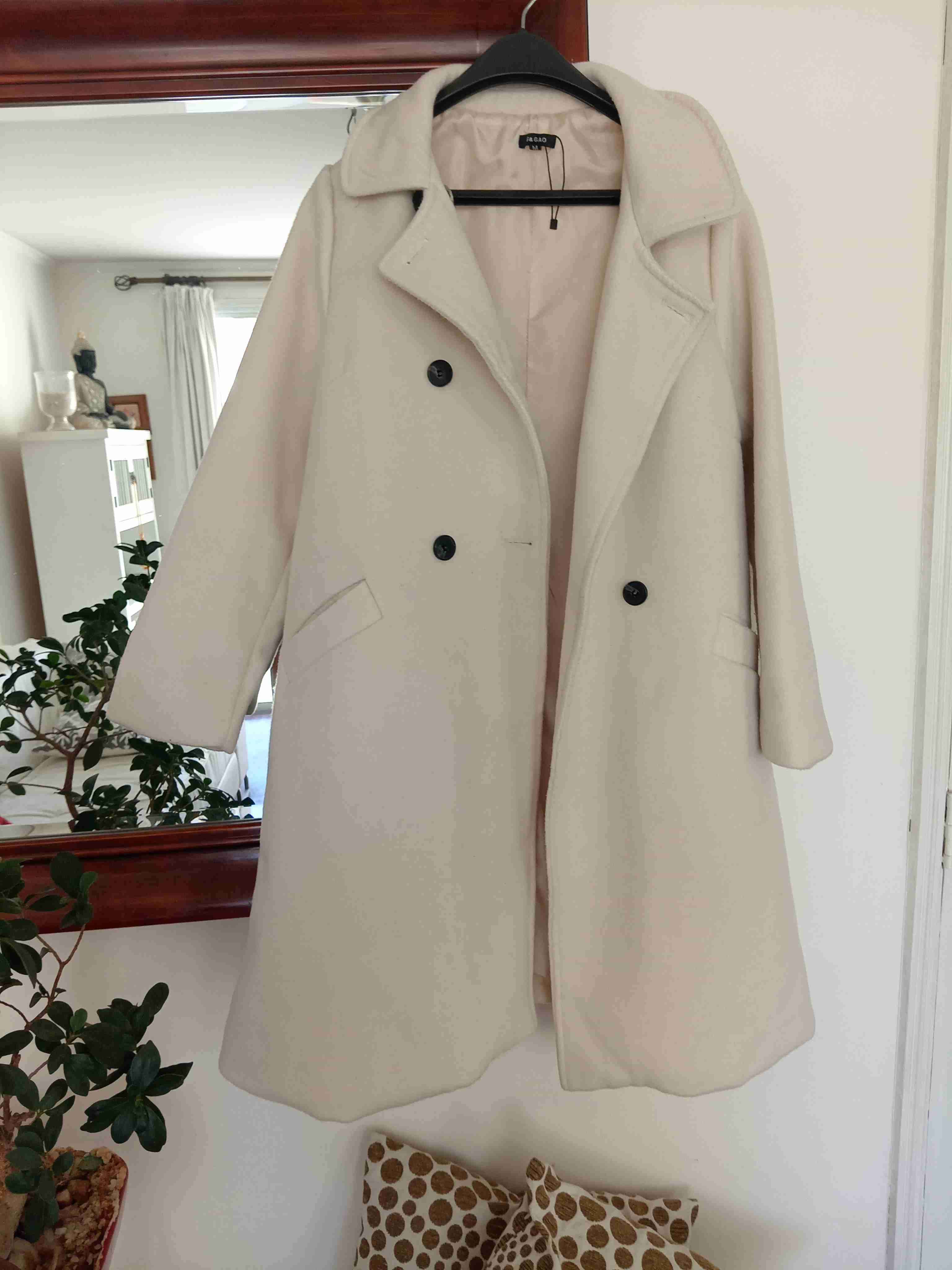 Abrigo largo beige con botones