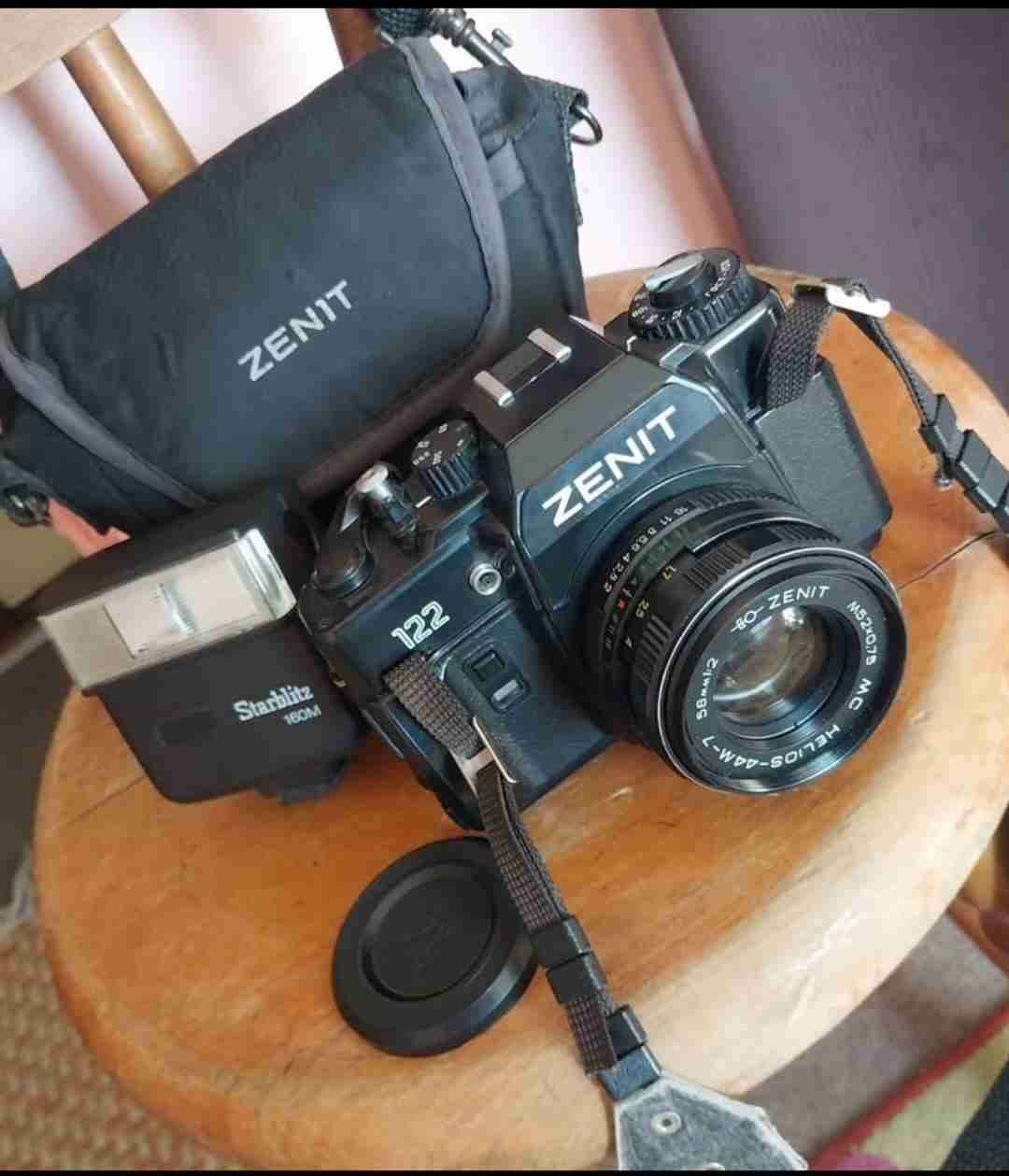 Cámara Zenit con flash y estuche. En buen estado. - miniatura 2