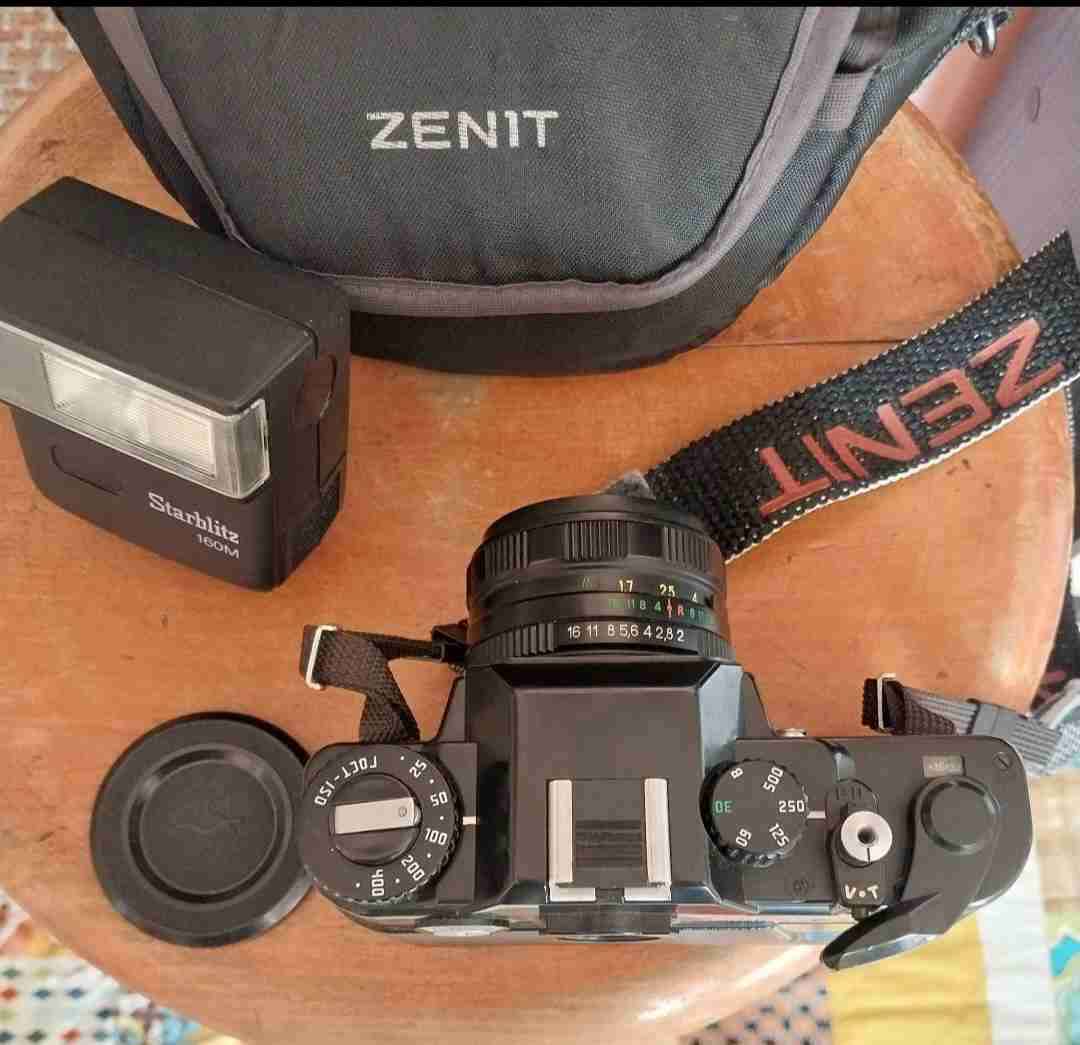 Cámara Zenit con flash y estuche. En buen estado. - miniatura 3