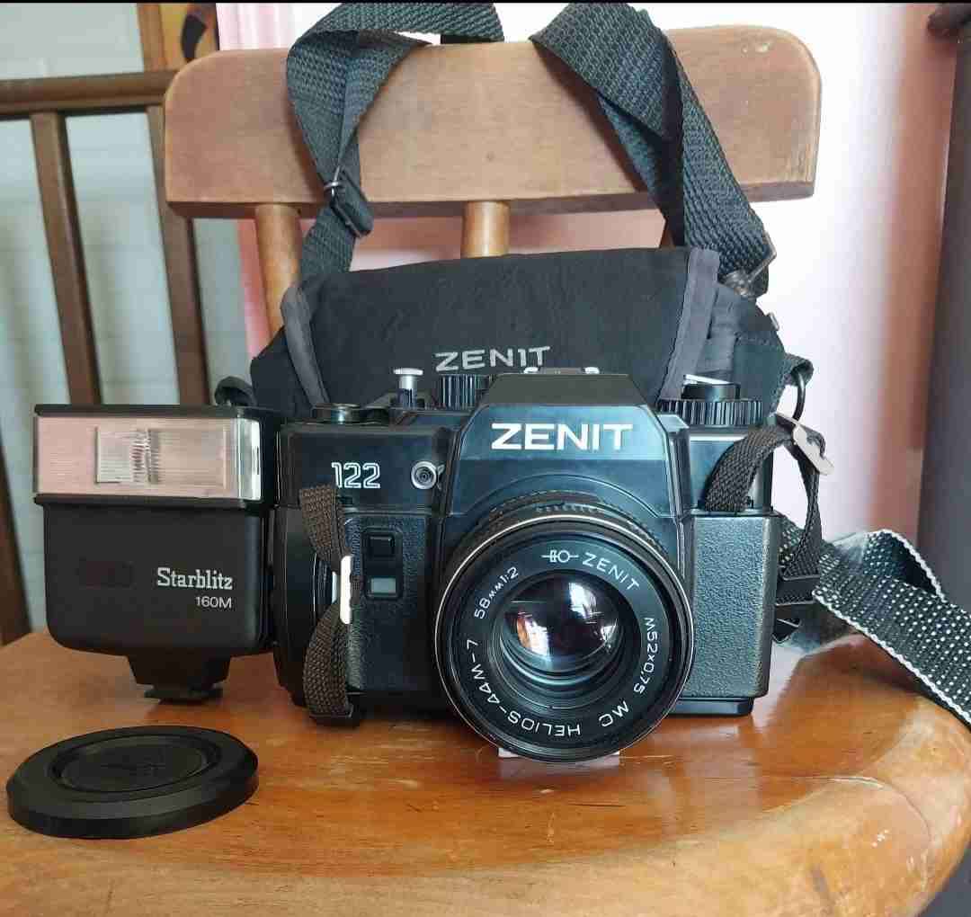 Cámara Zenit con flash y estuche. En buen estado. - miniatura 5