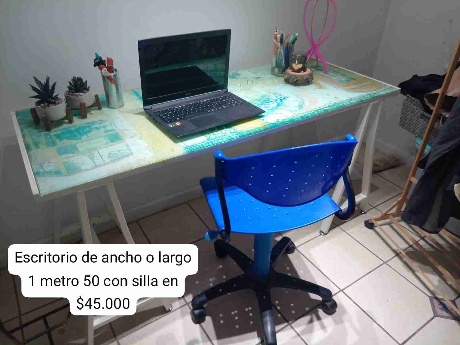 Escritorio con silla azul