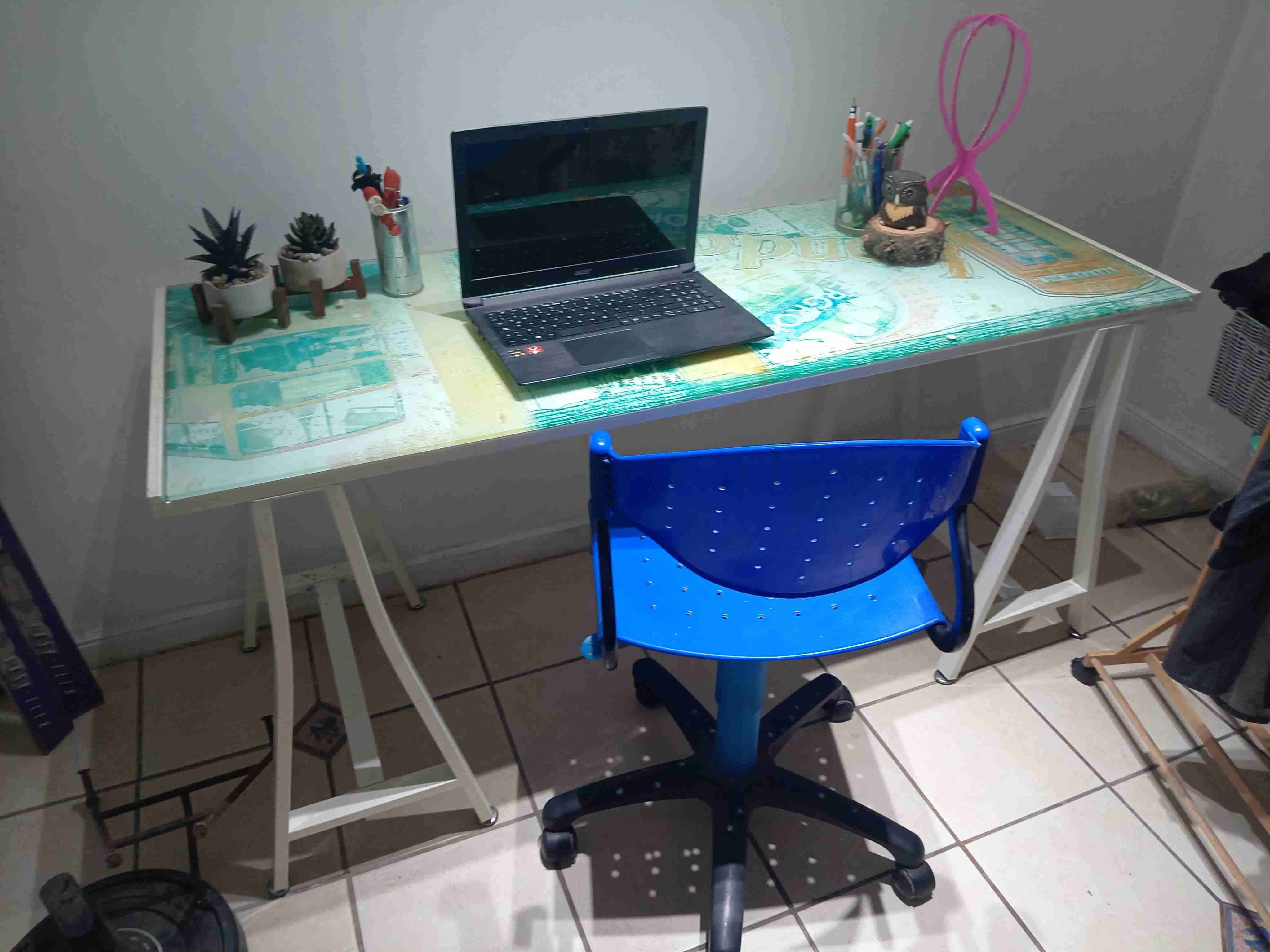 Escritorio con silla azul - miniatura 2