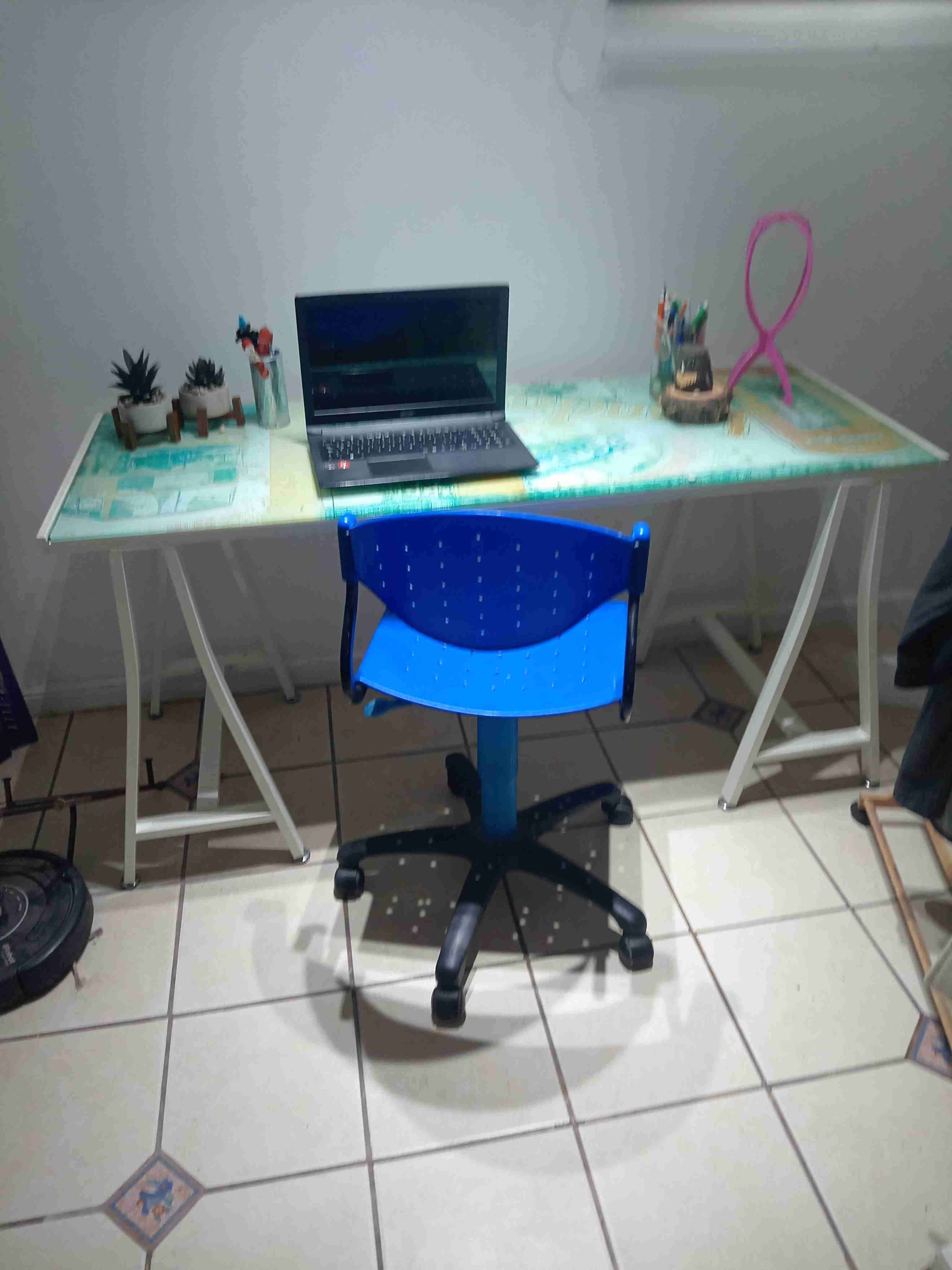 Escritorio con silla azul - miniatura 3