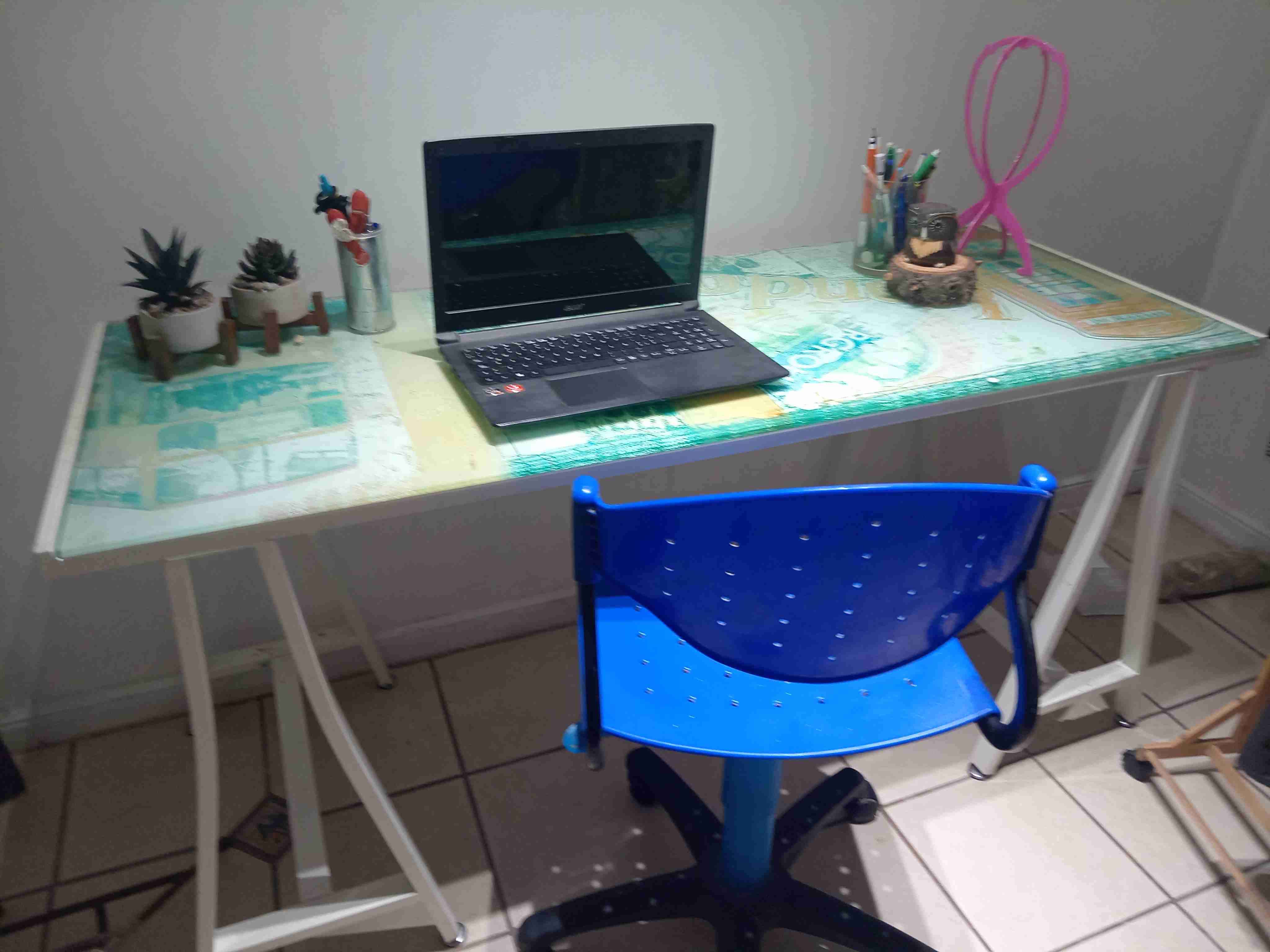 Escritorio con silla azul - miniatura 4