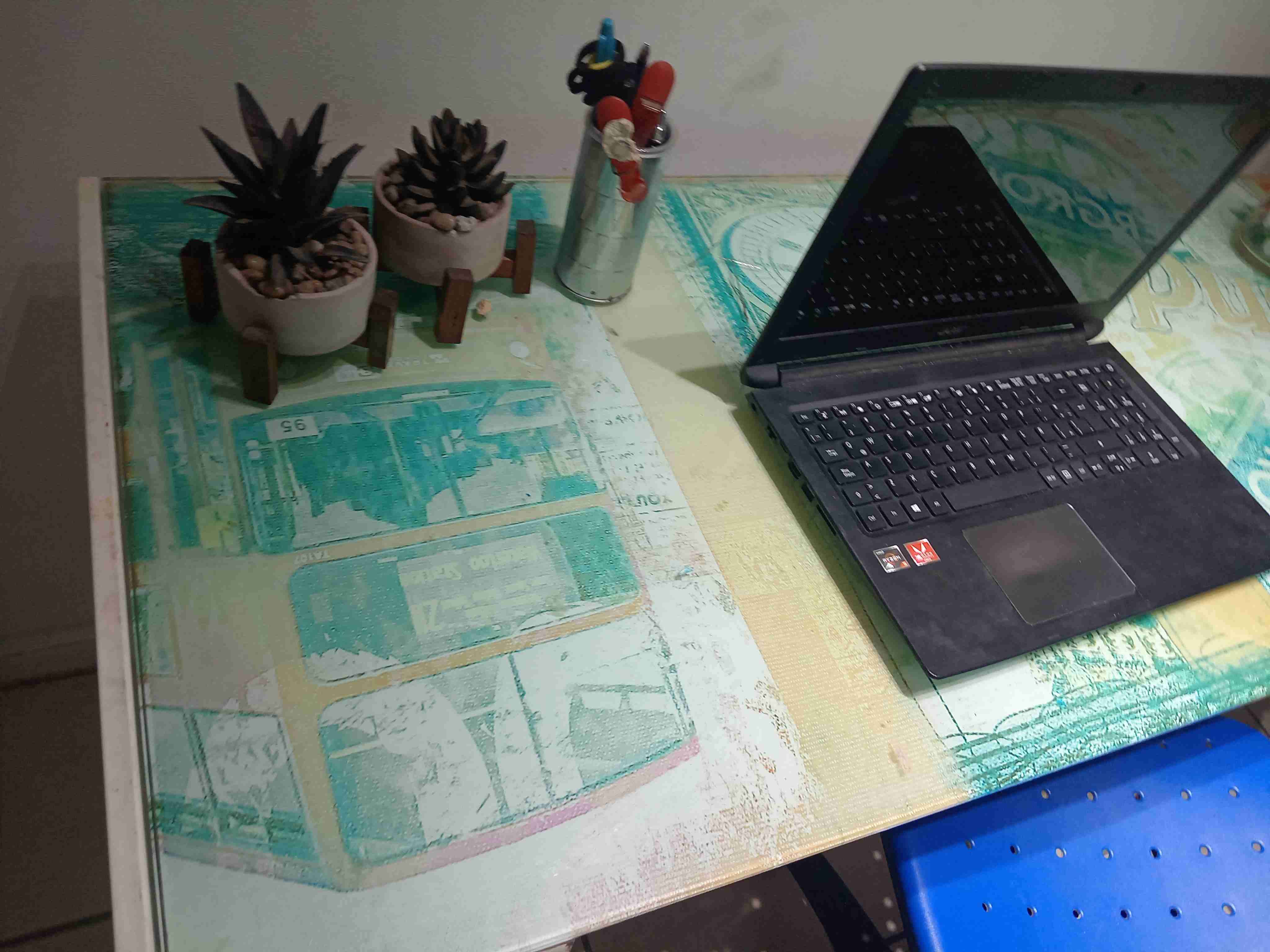 Escritorio con silla azul - miniatura 5