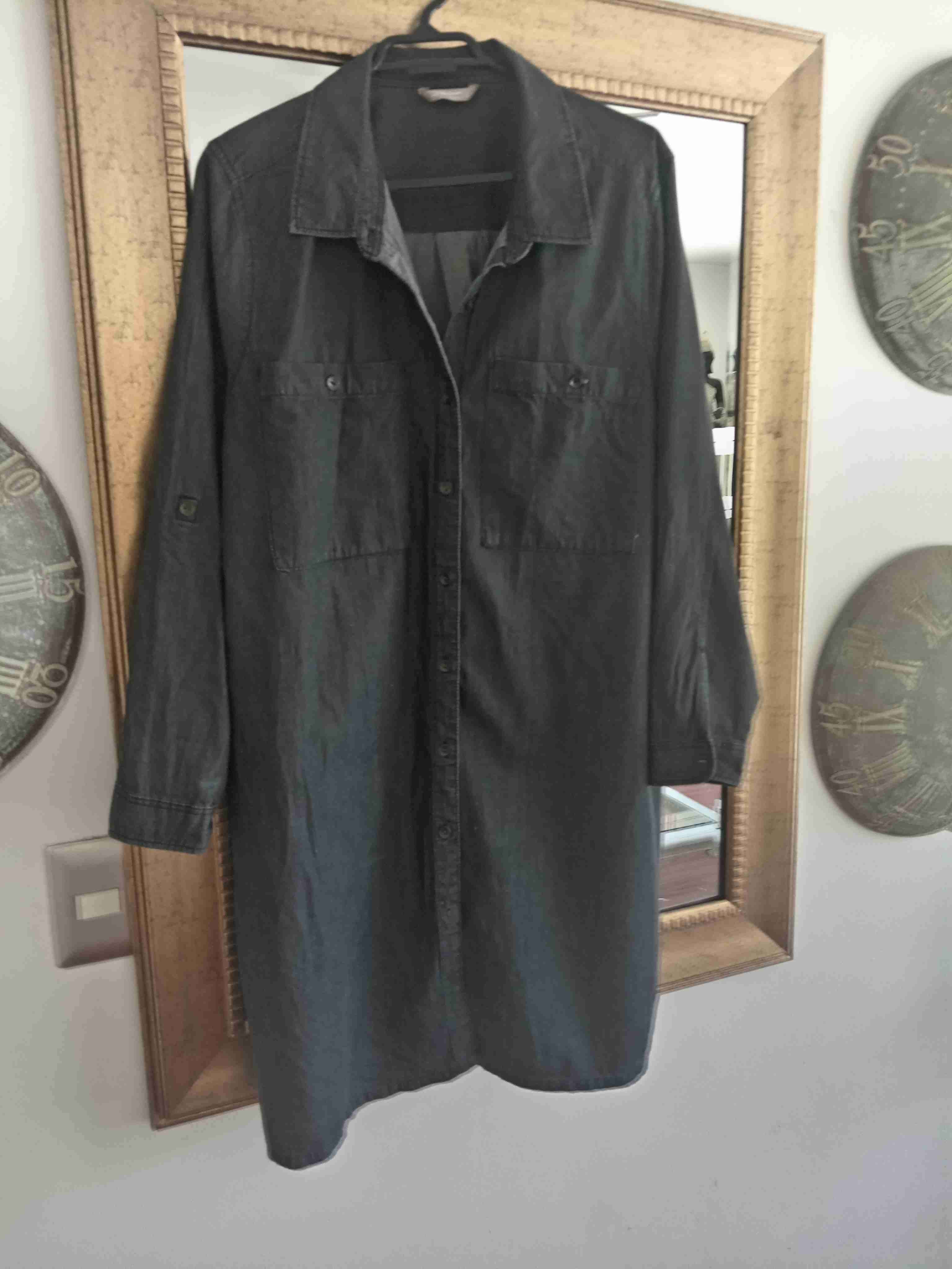 Vestido camisero negro estilo casual,, e mezclilla