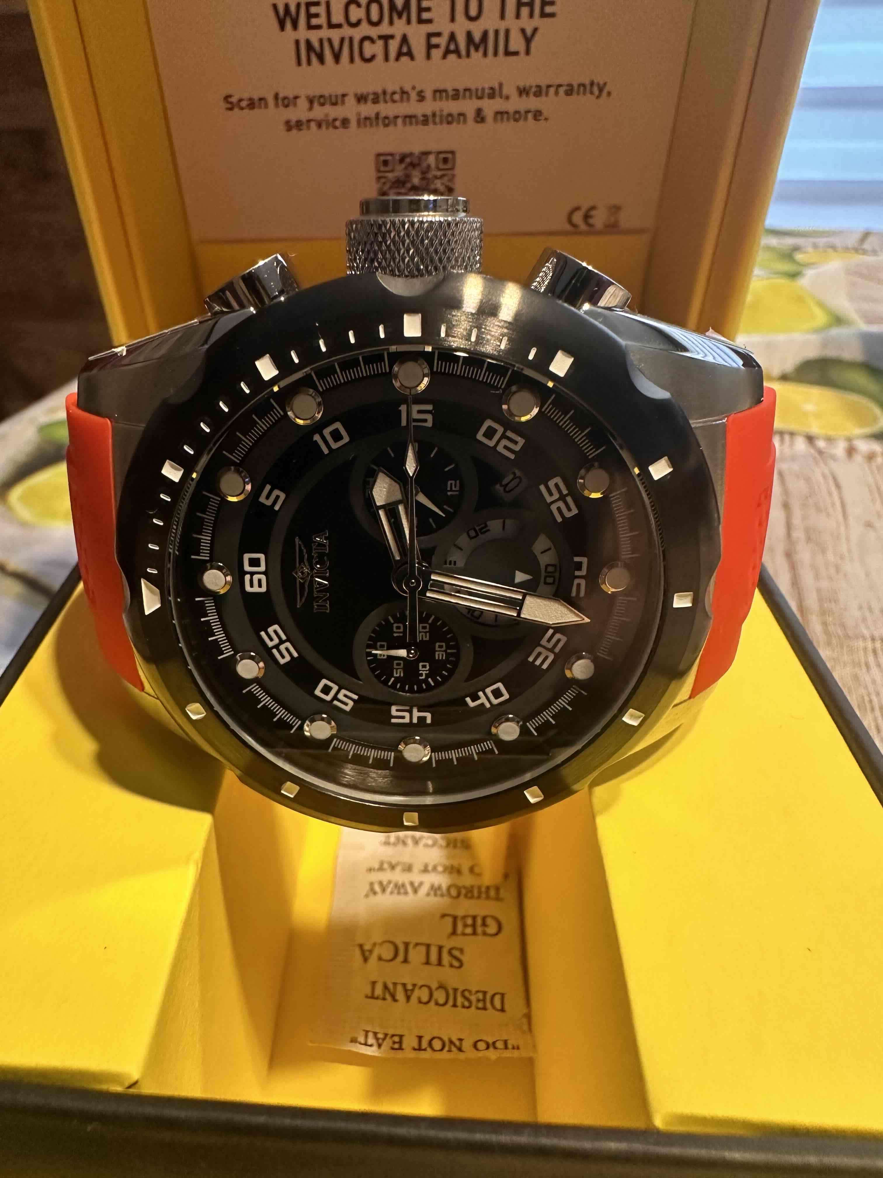 Reloj Invicta con correa roja