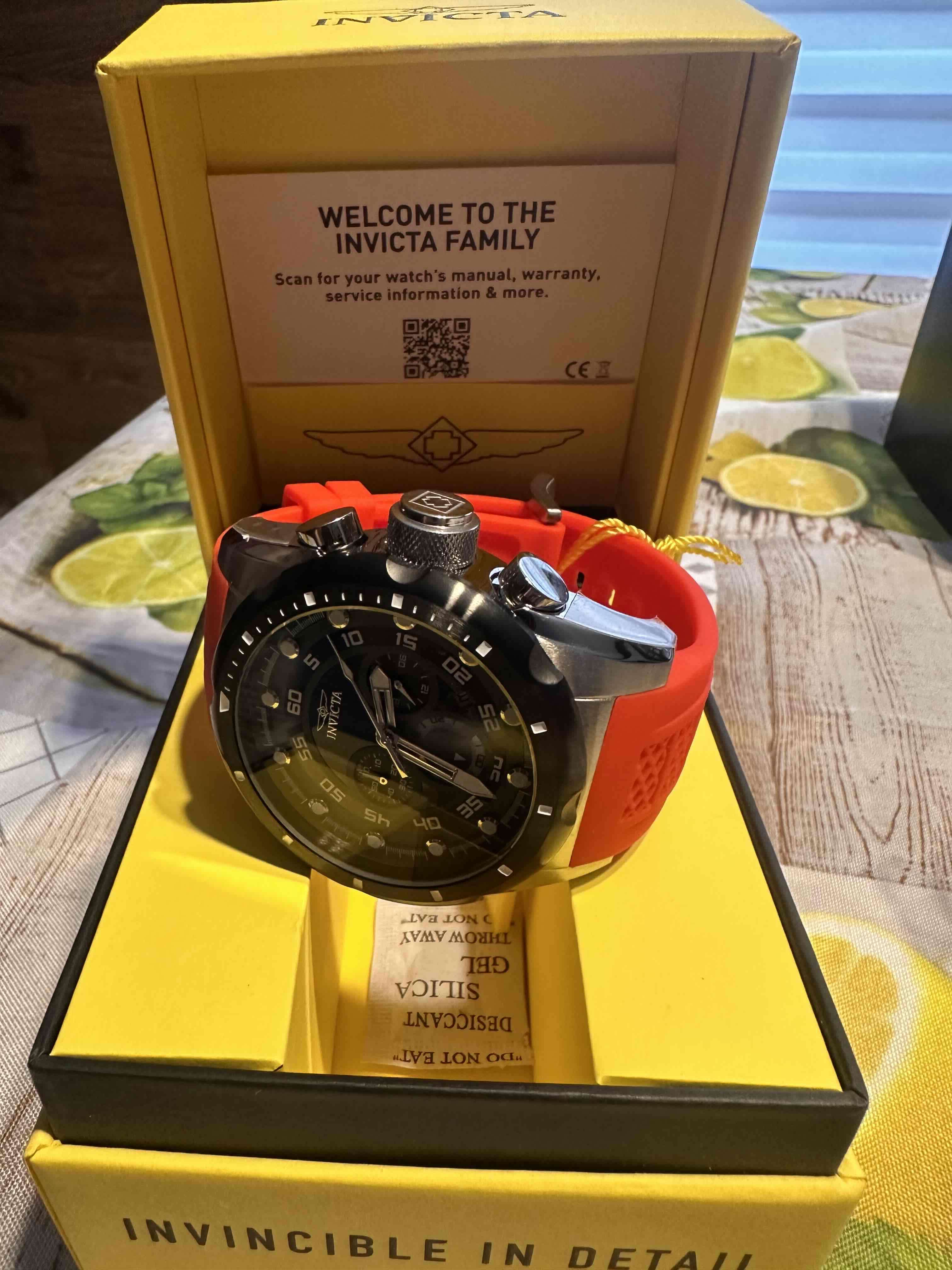 Reloj Invicta con correa roja - miniatura 2