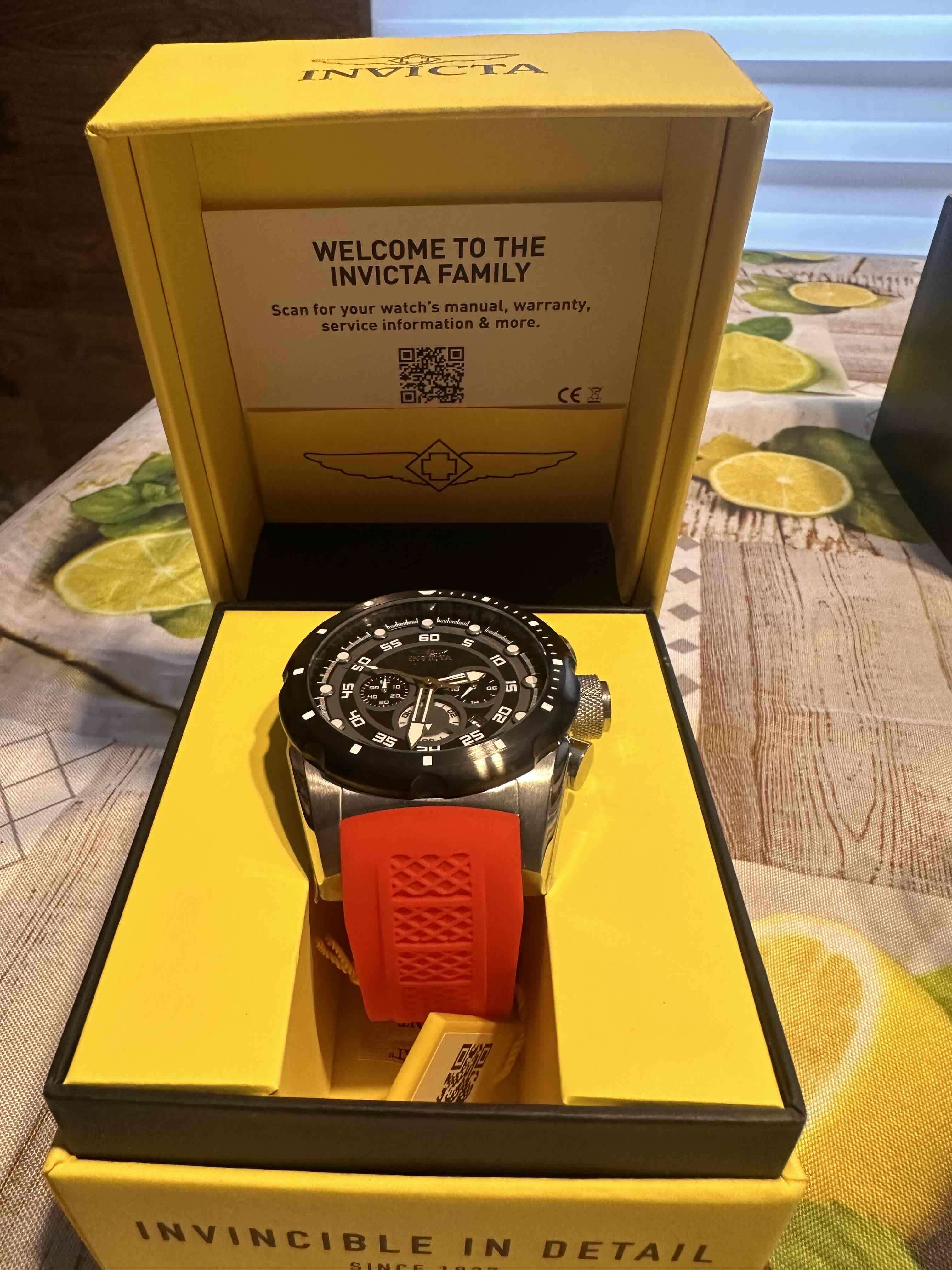 Reloj Invicta con correa roja - miniatura 3