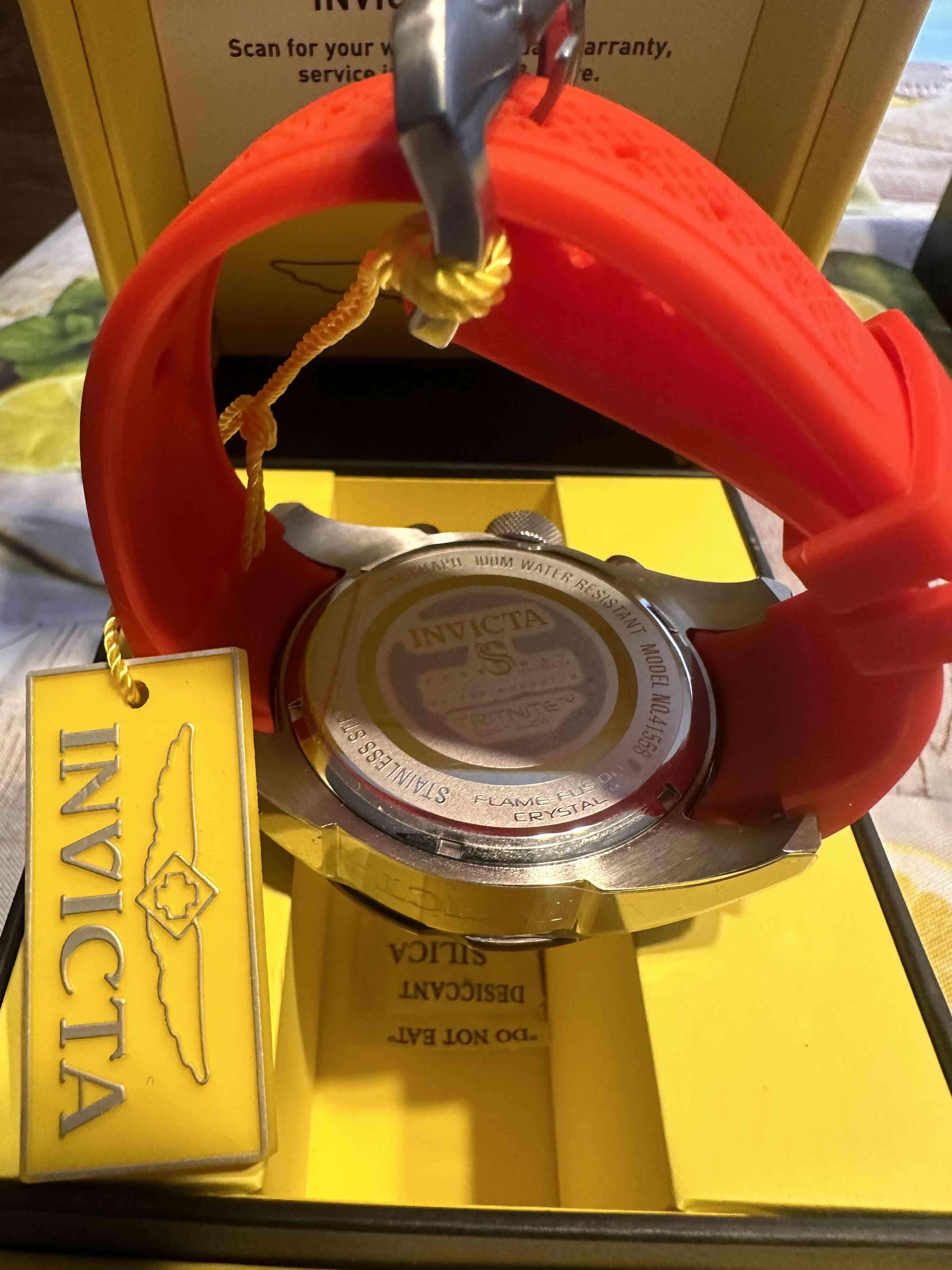 Reloj Invicta con correa roja - miniatura 4