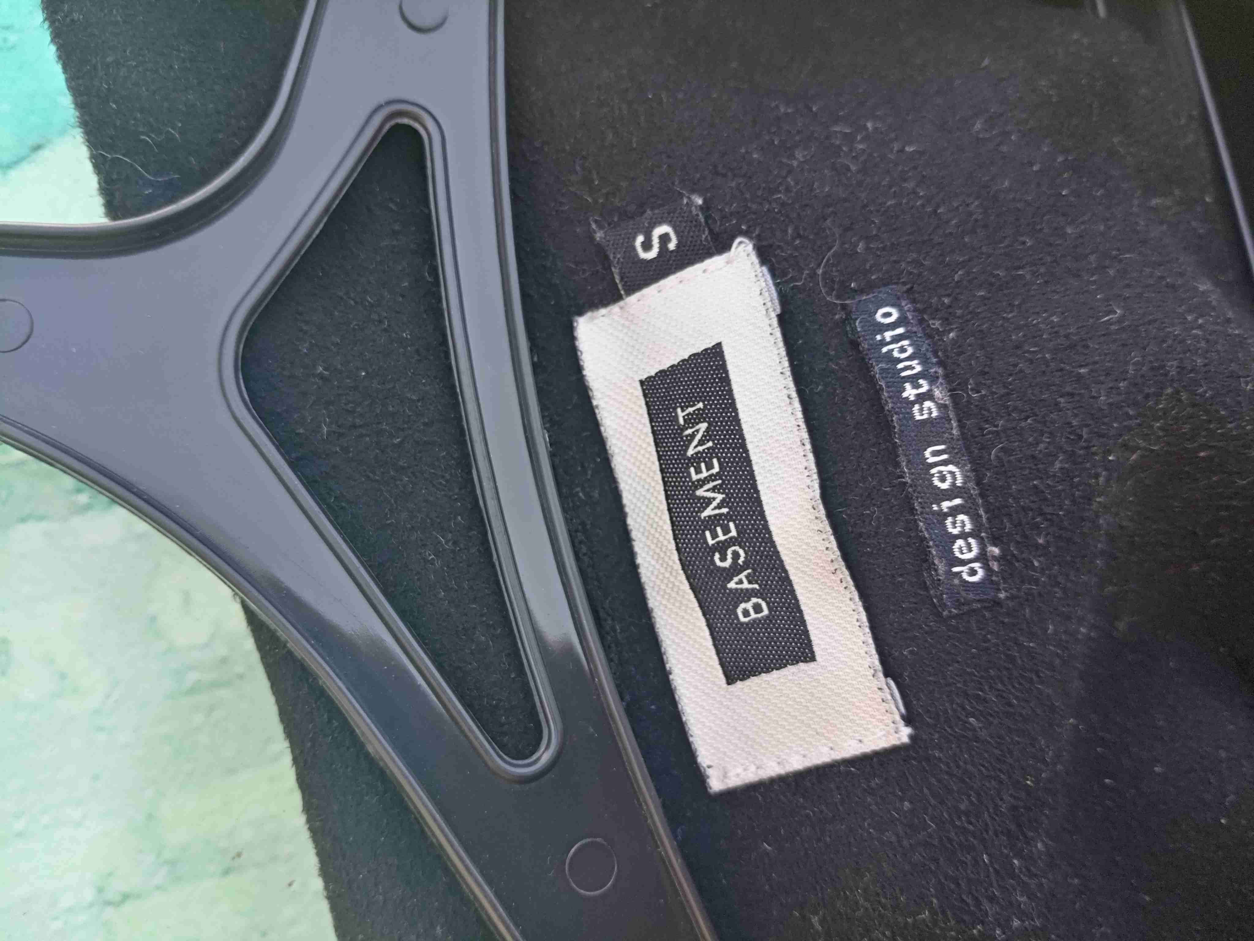 Abrigo negro, marca Basement talla S,, da para M - miniatura 3