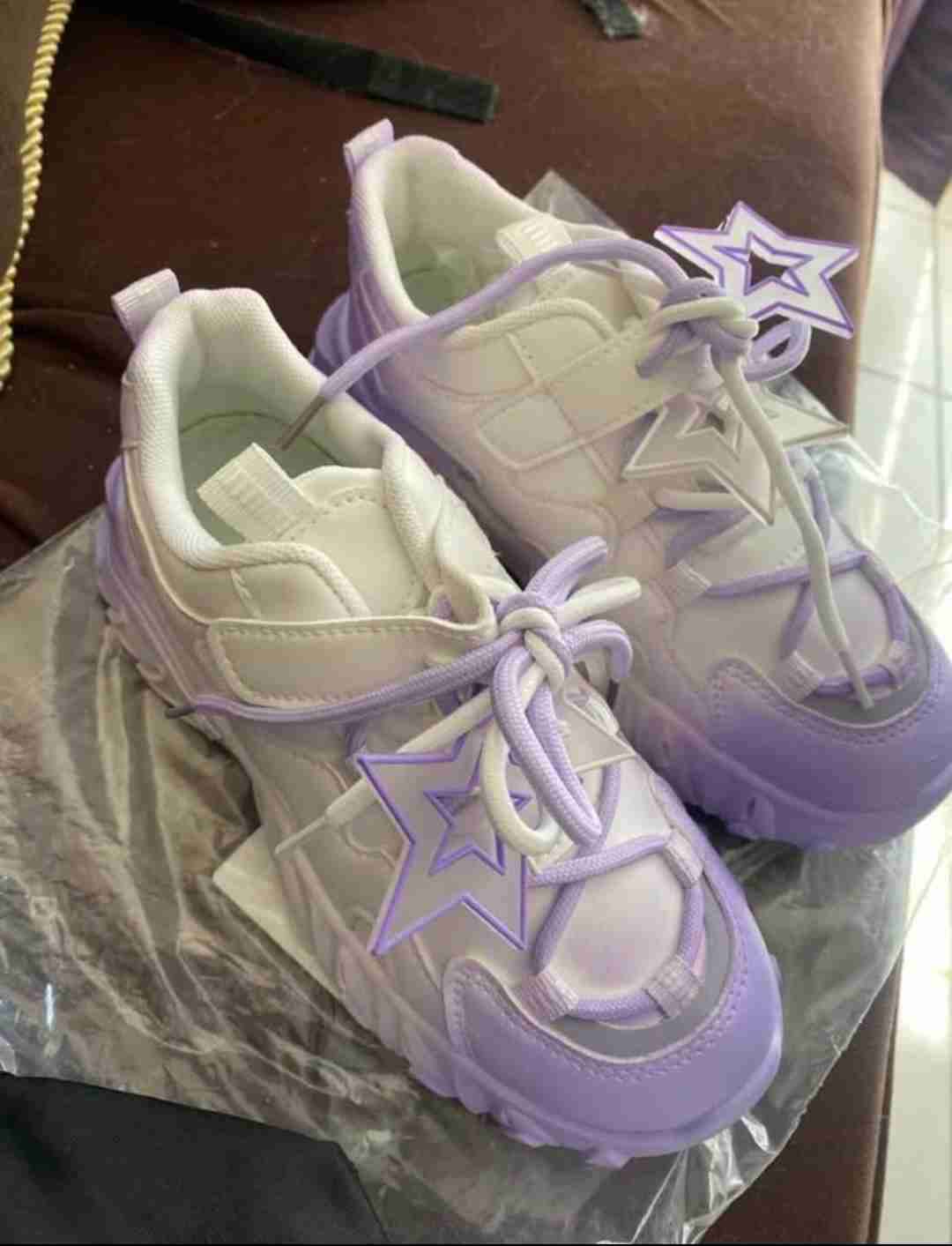 Zapatillas deportivas blancas y lilas - miniatura 2