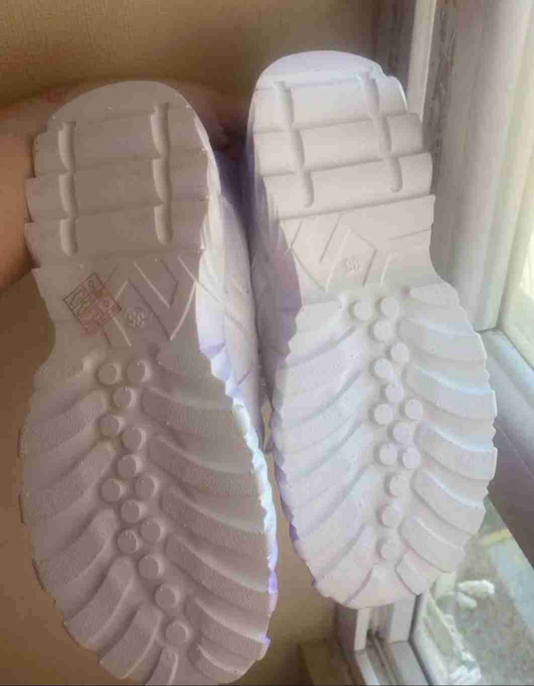 Zapatillas deportivas blancas y lilas - miniatura 3