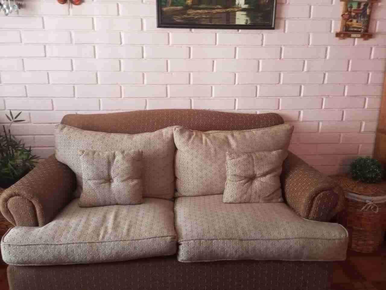 Sillón beige con cojines - miniatura 2